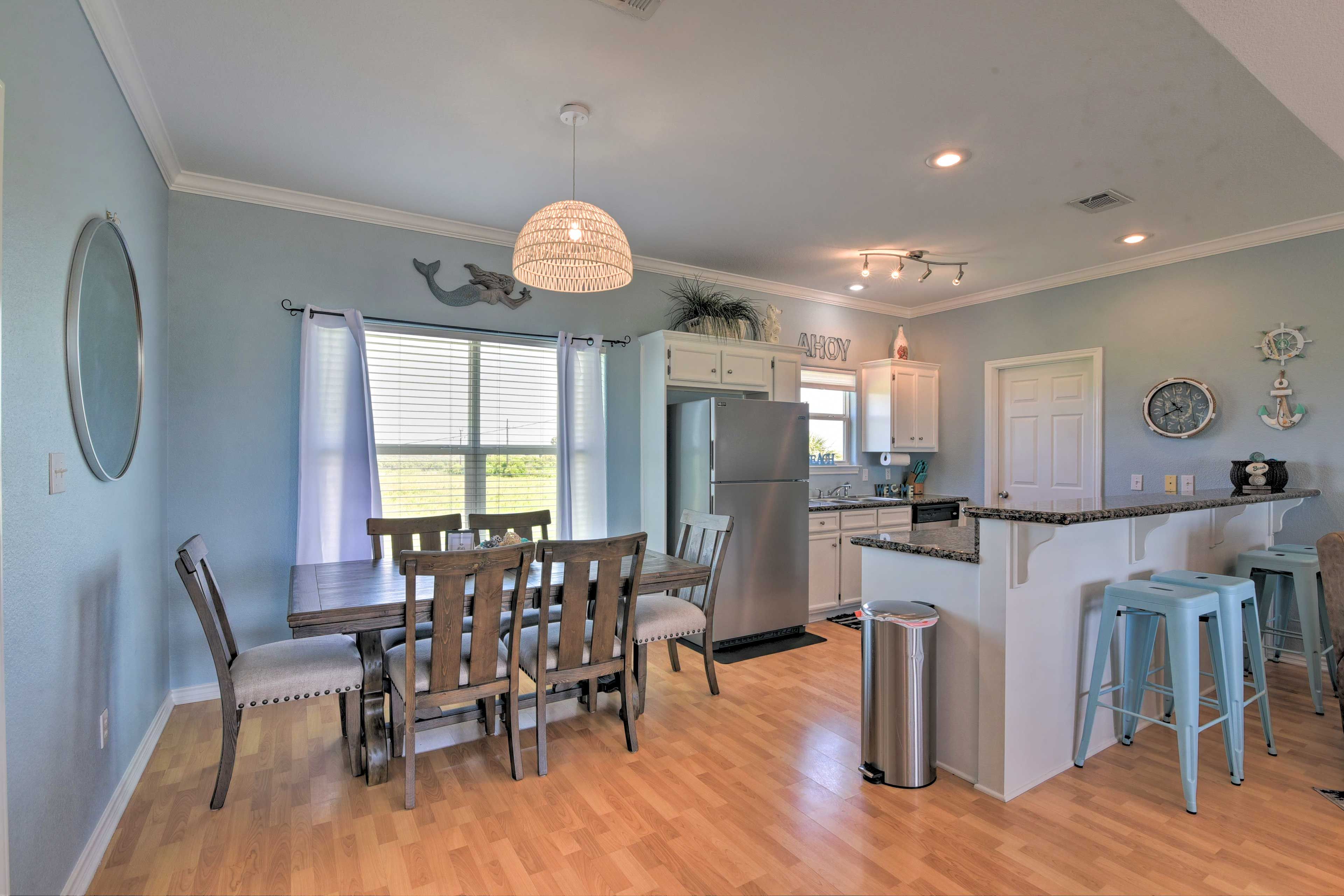 Dining Area | Dishware/Flatware Provided