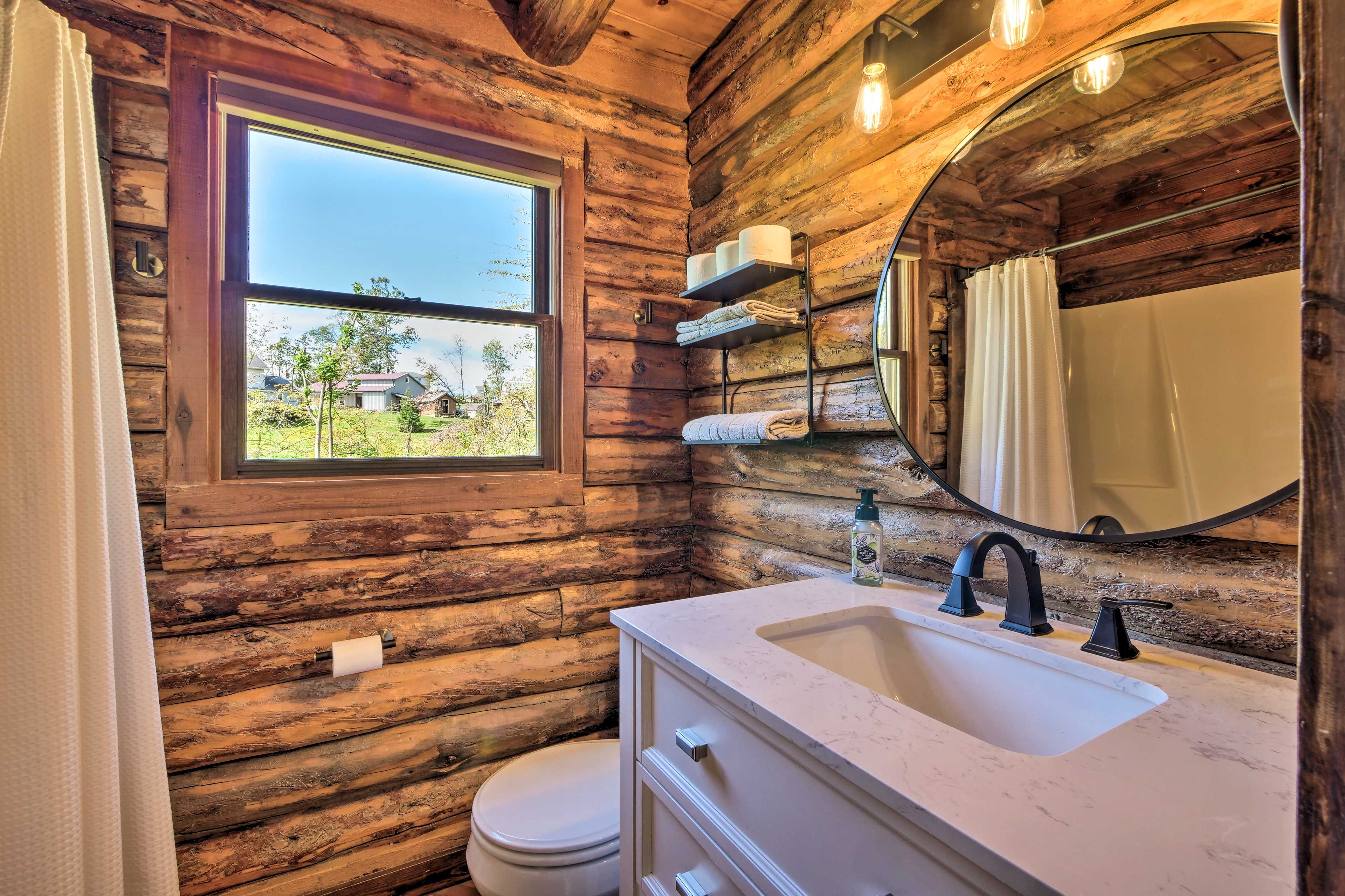 Full Bathroom | Complimentary Toiletries