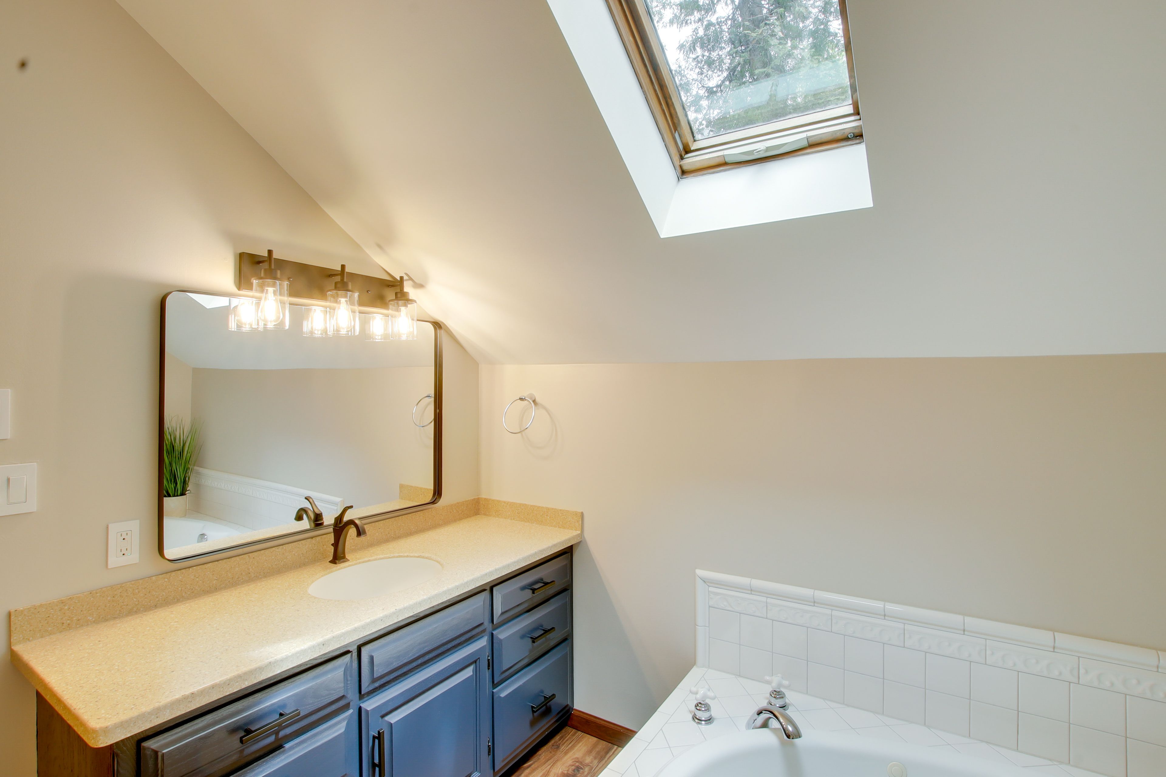 Full Bathroom | Jetted Tub | Upper Floor