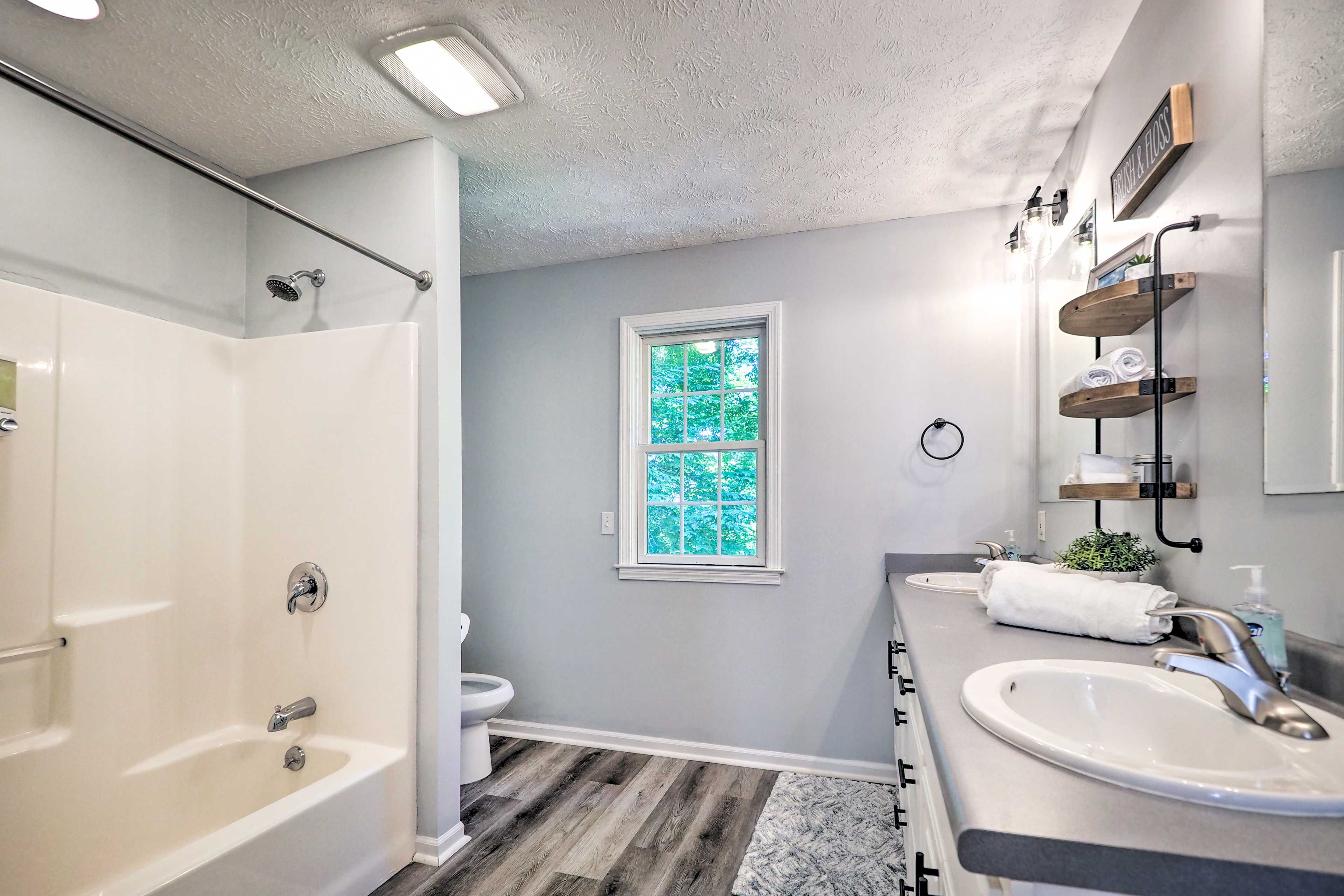 Full Bathroom | Towels Provided | Complimentary Toiletries
