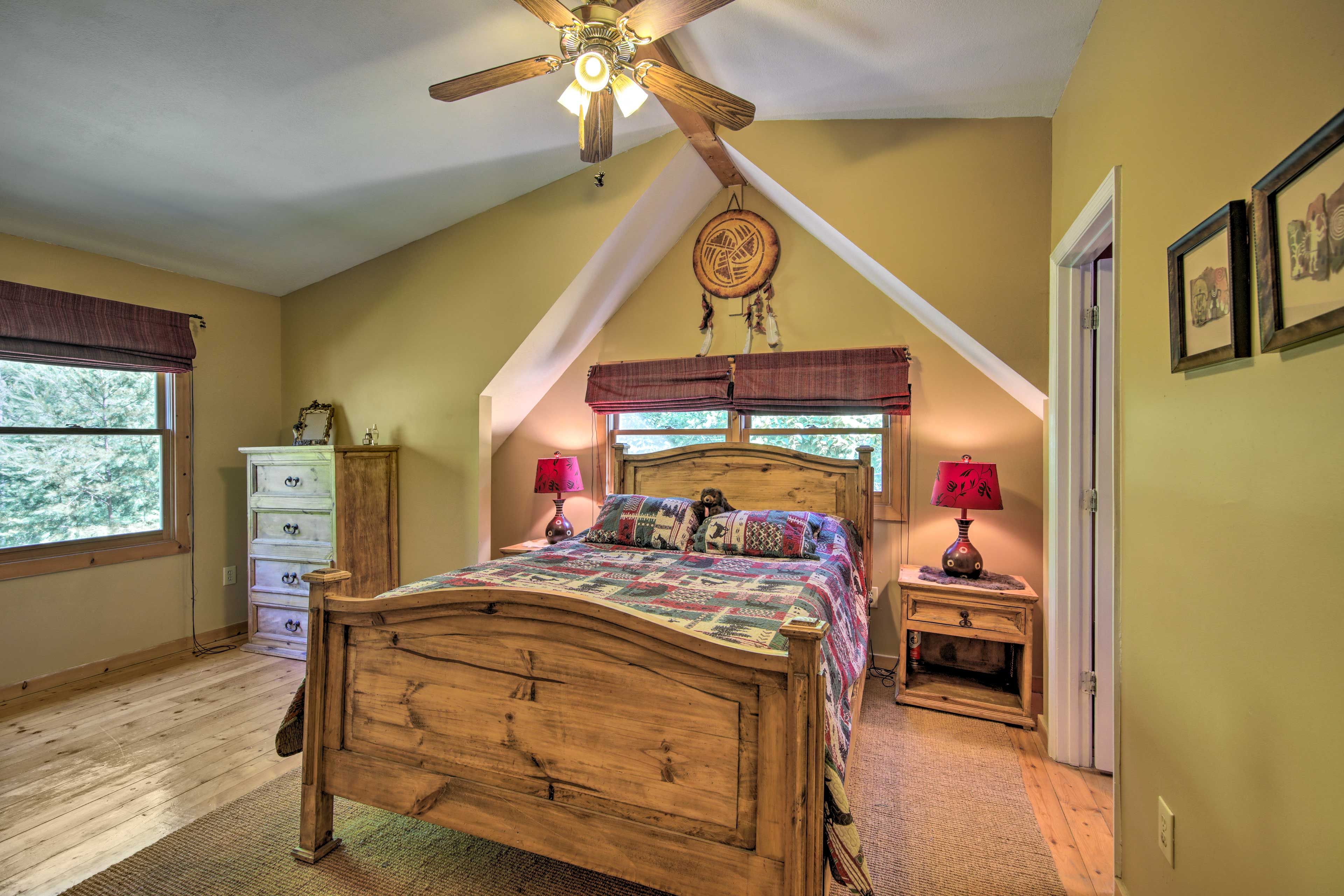 Loft | Queen Bed | Full En-Suite Bathroom