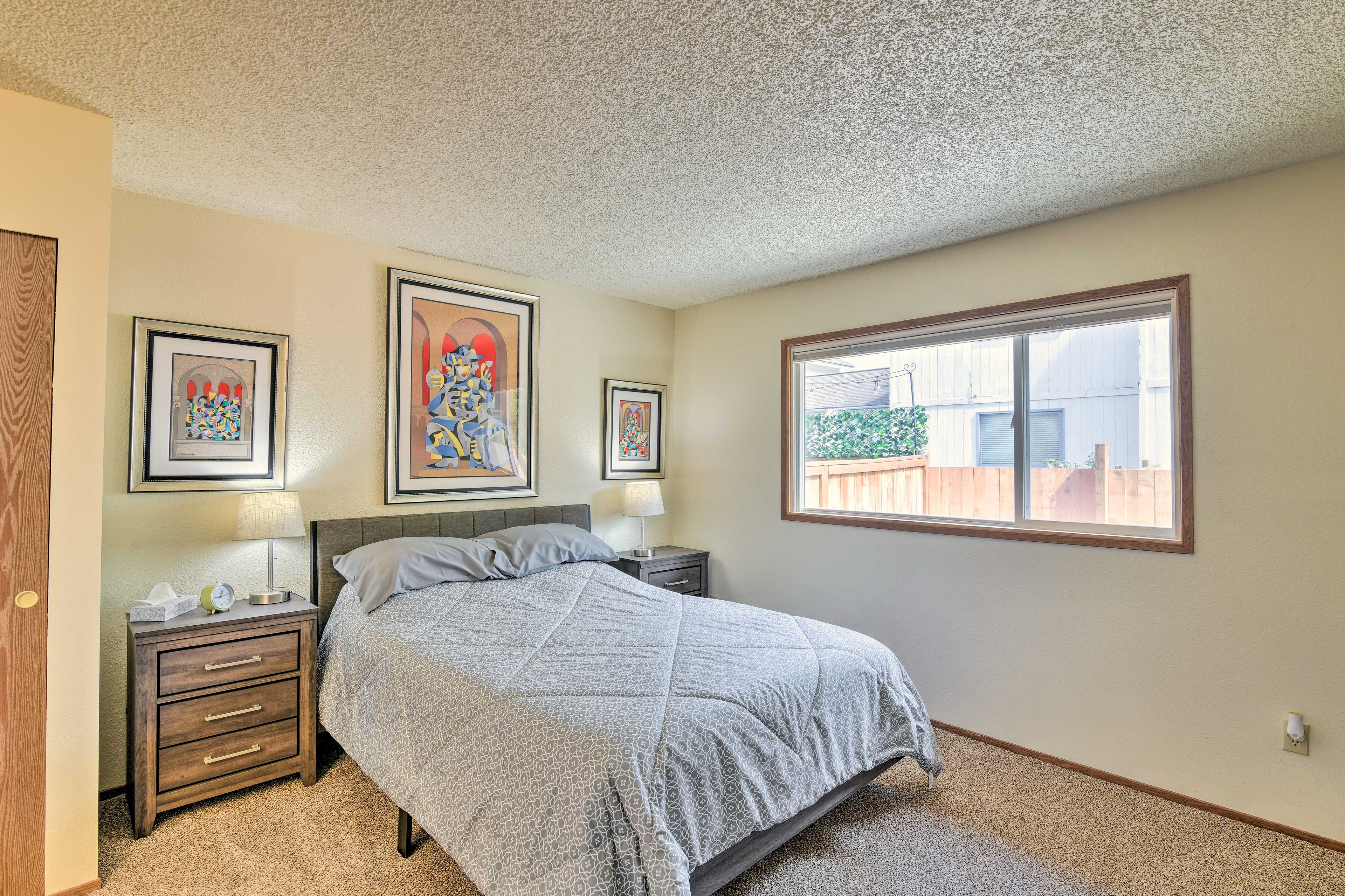 Bedroom | Queen Bed | Linens Provided | En-Suite Bathroom