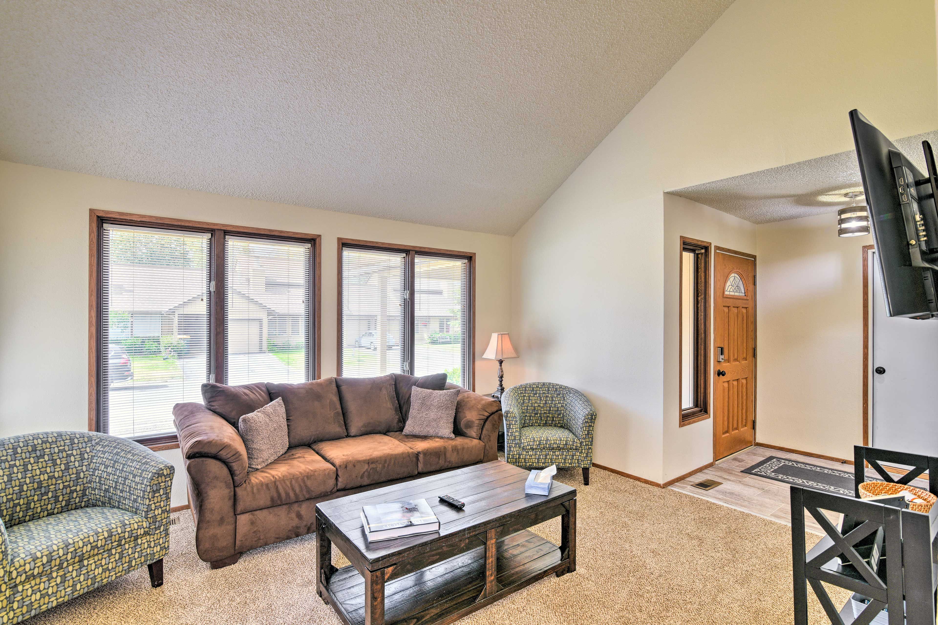 Living Room | Smart TV | Full Sleeper Sofa | Free WiFi | Pack 'n Play