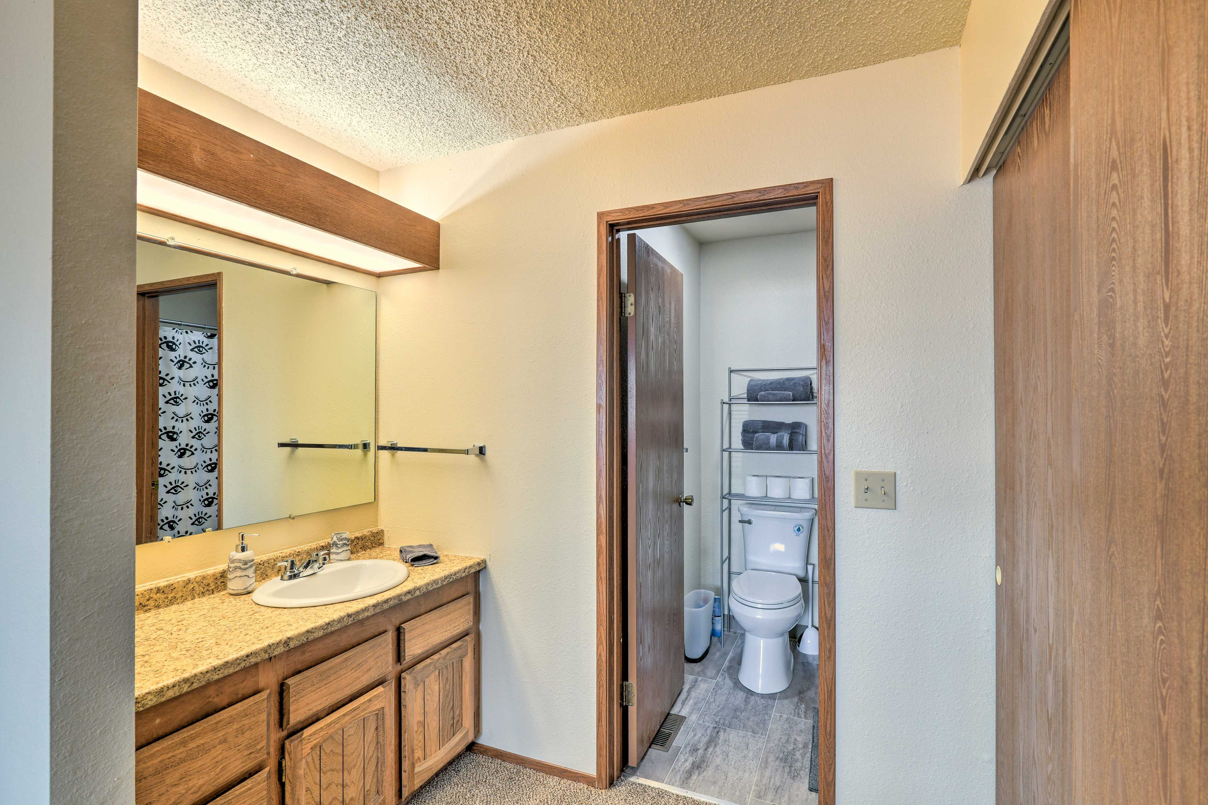 Full Bathroom | Towels Provided | Complimentary Toiletries