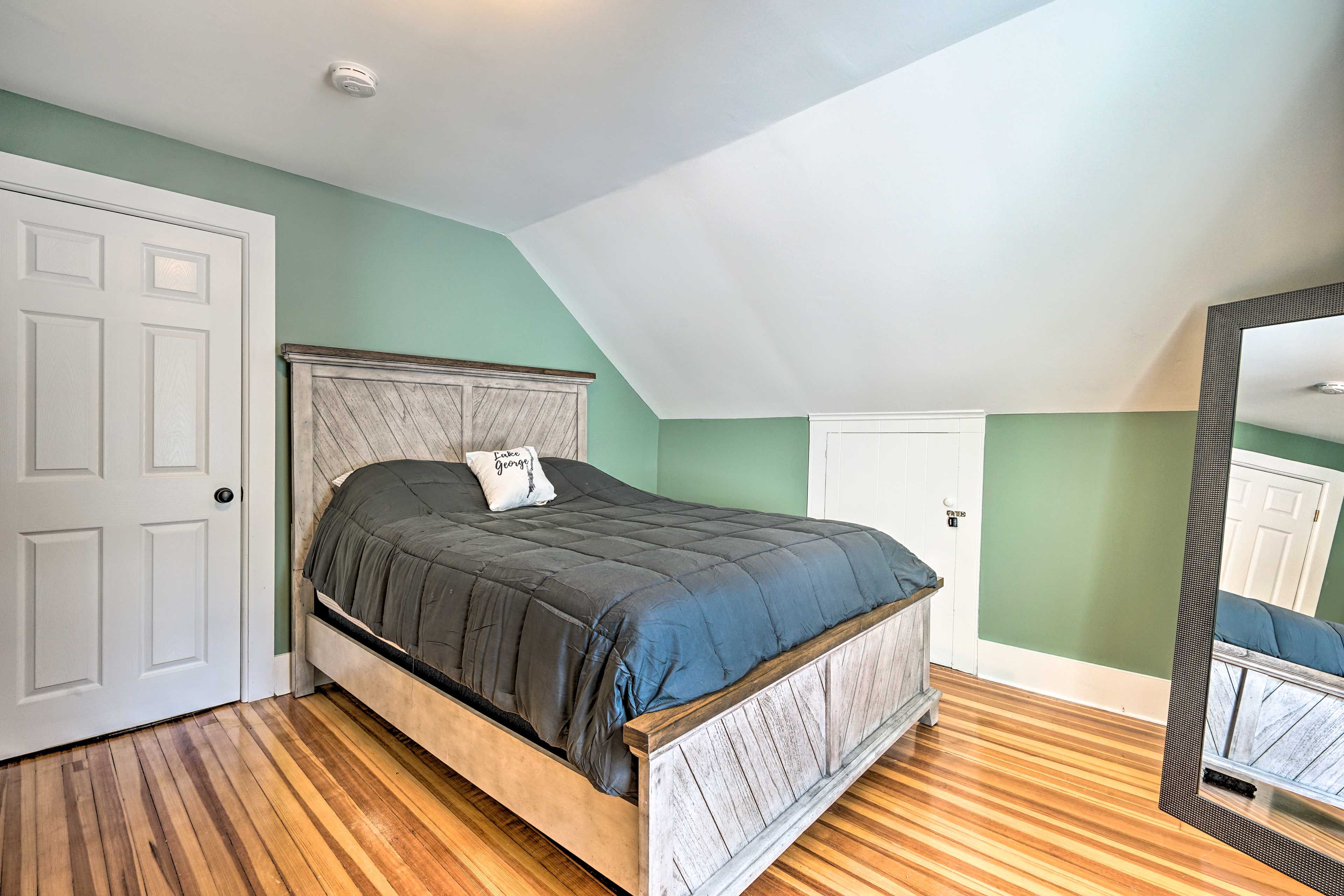 Bedroom 3 | Queen Bed