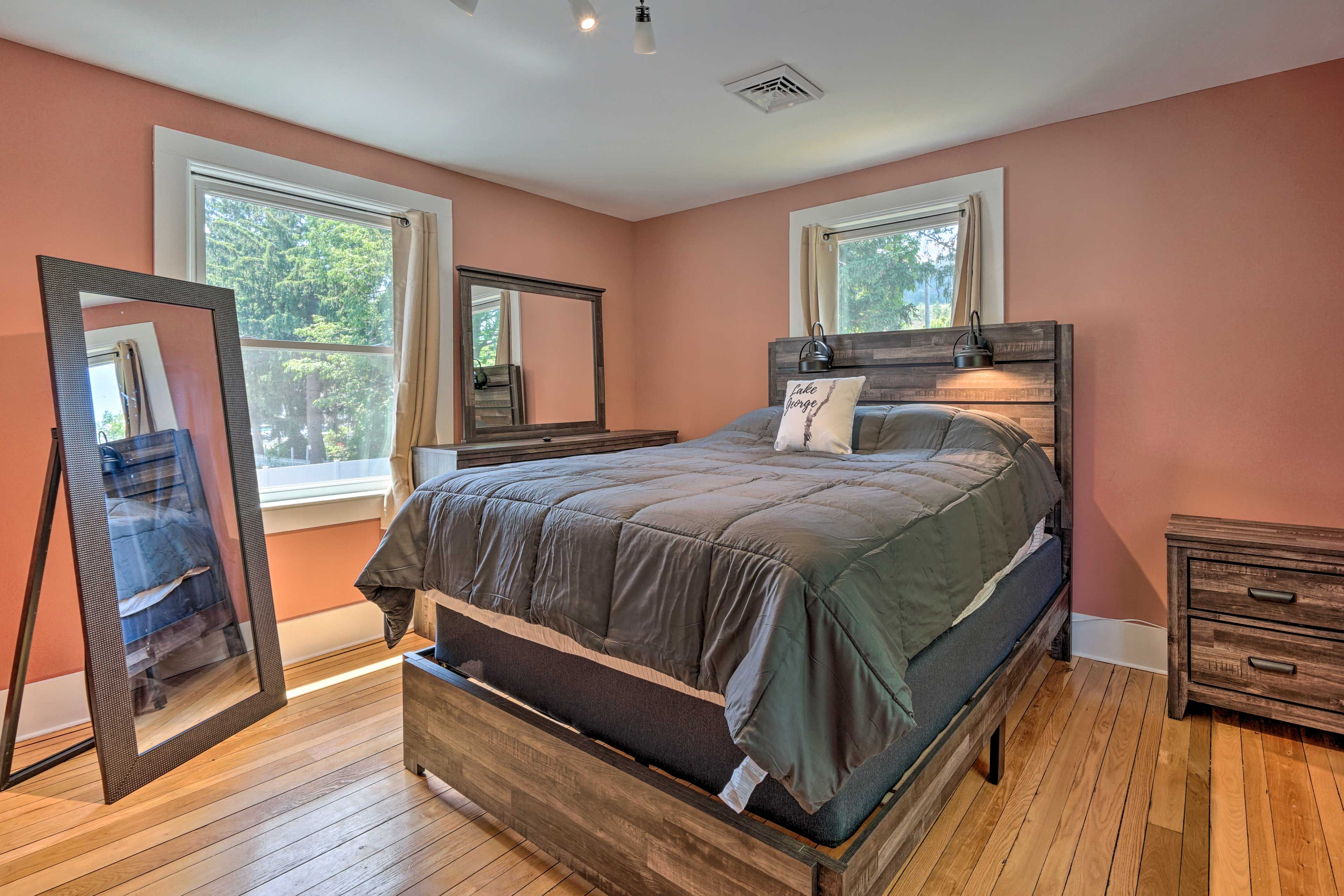 Bedroom 2 | Queen Bed