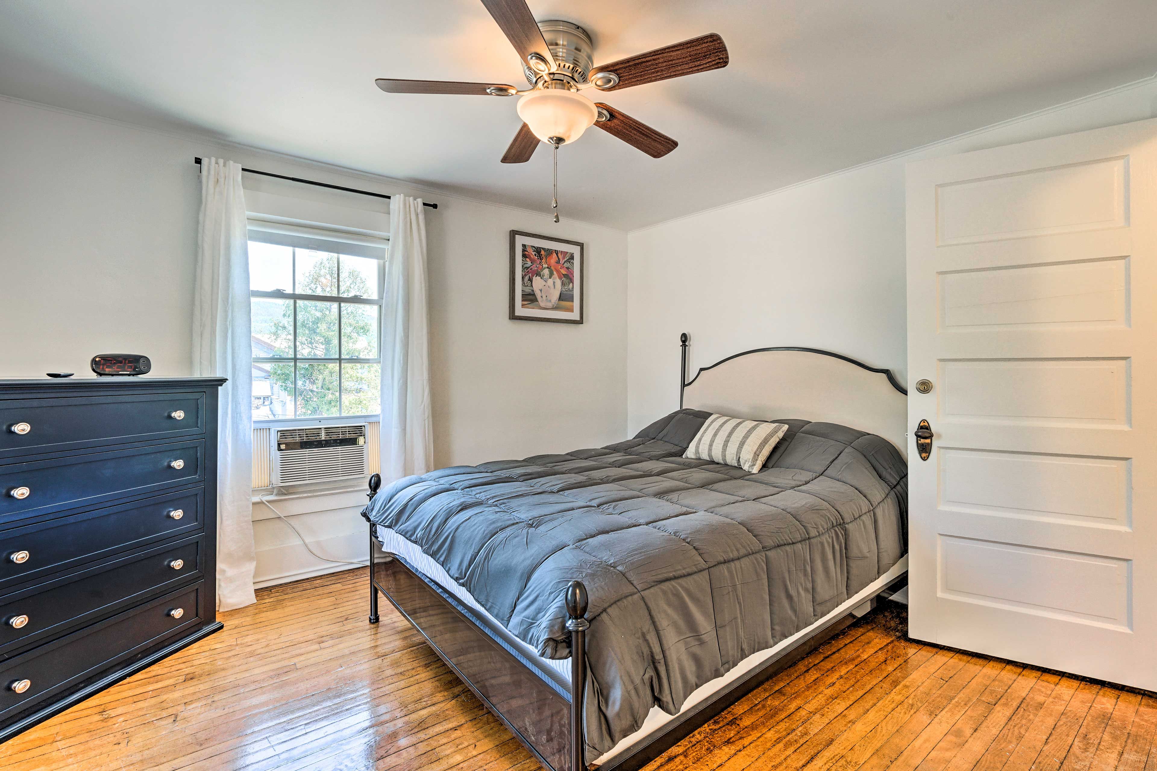 Bedroom 2 | Queen Bed | WFH Desk