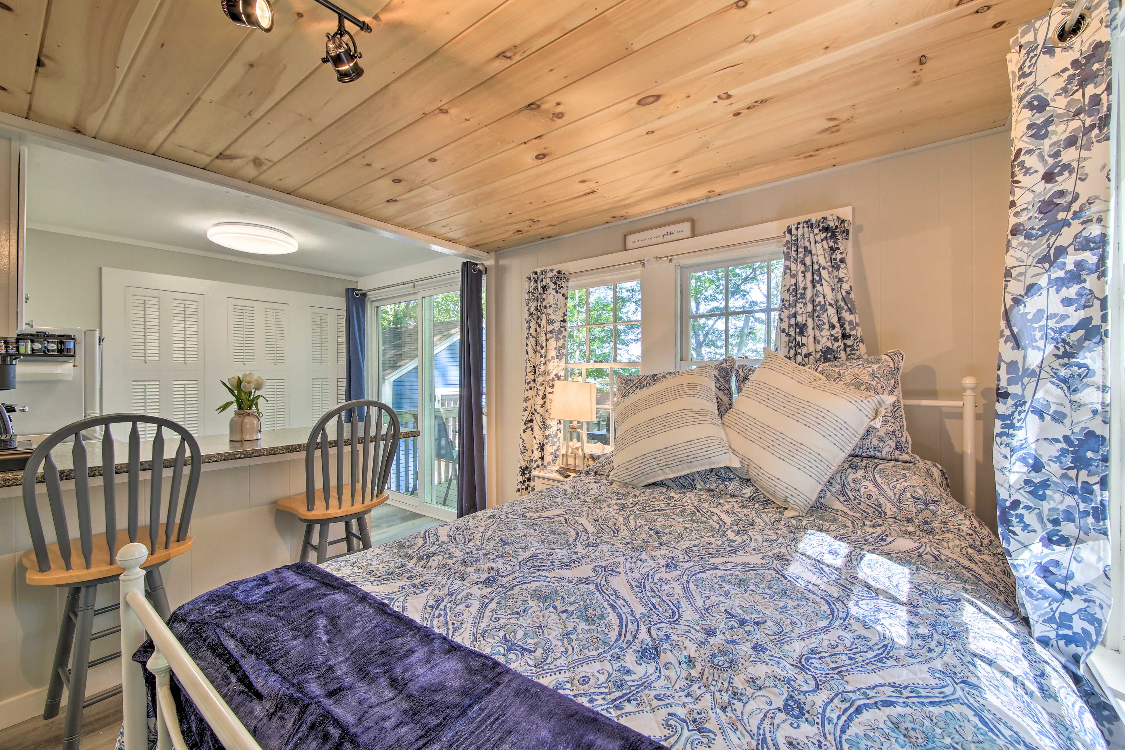 Studio | Queen Bed | Linens & Towels