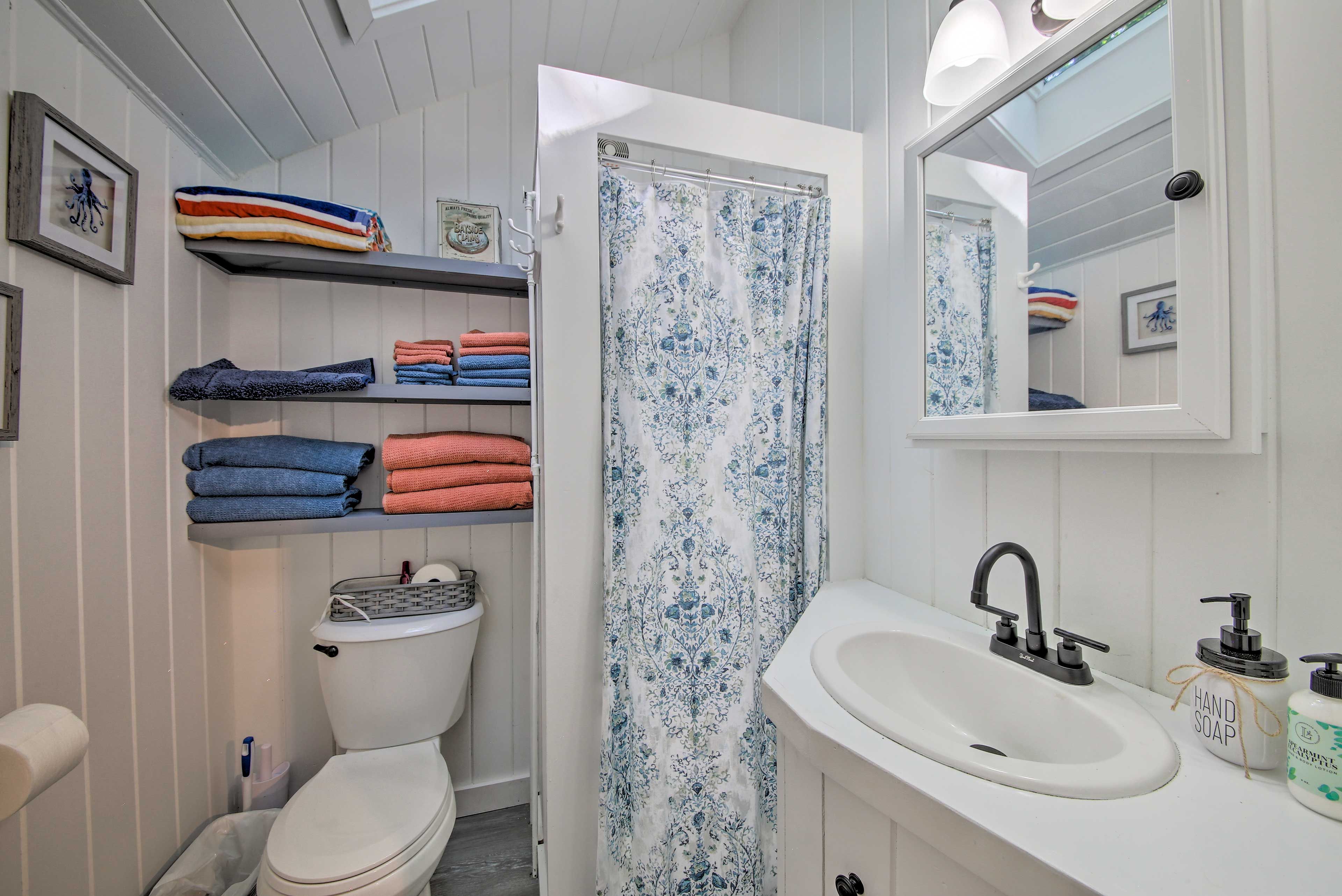 Full Bathroom | Complimentary Toiletries | Hair Dryer