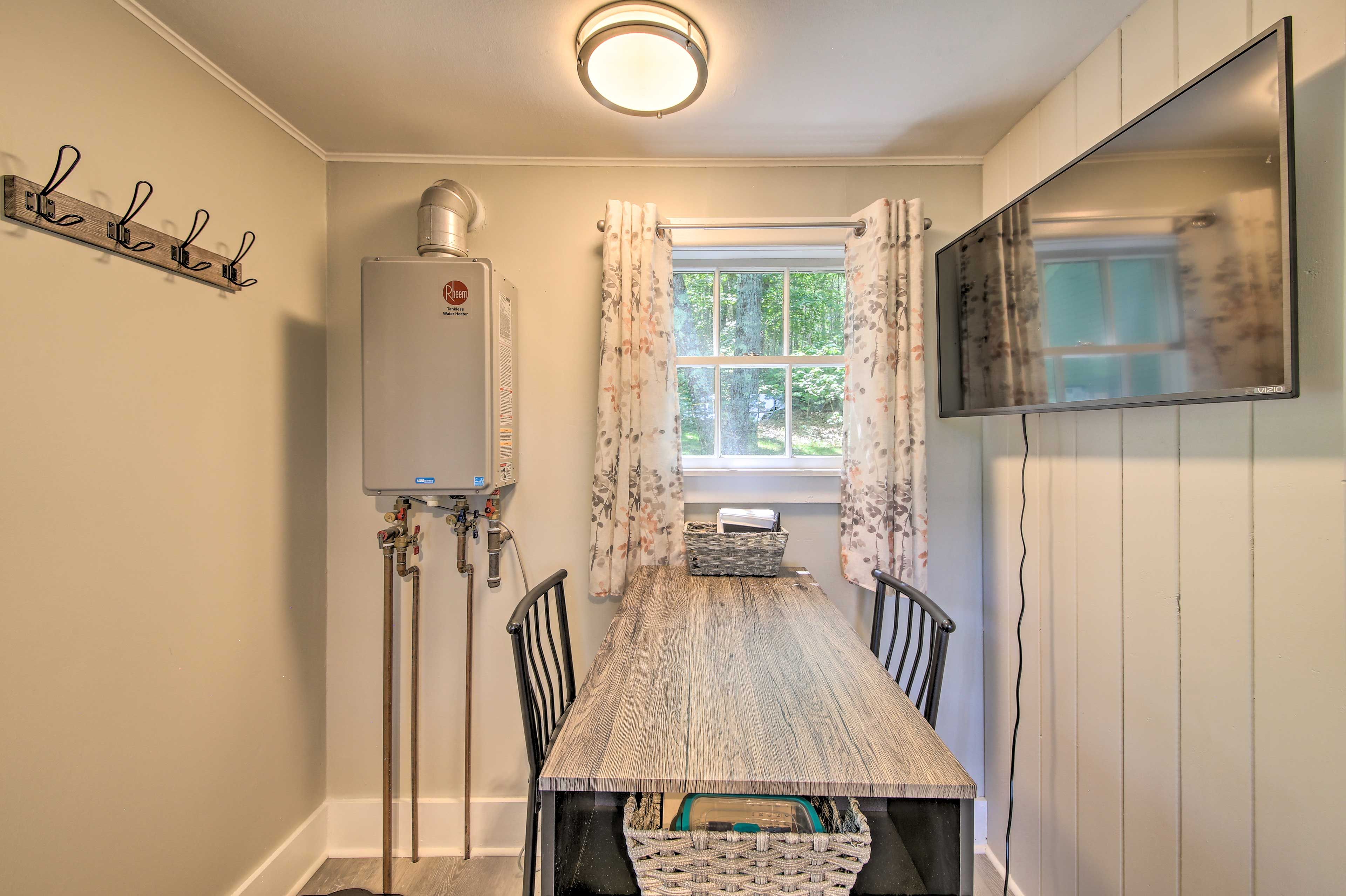 Dining Area | Smart TV