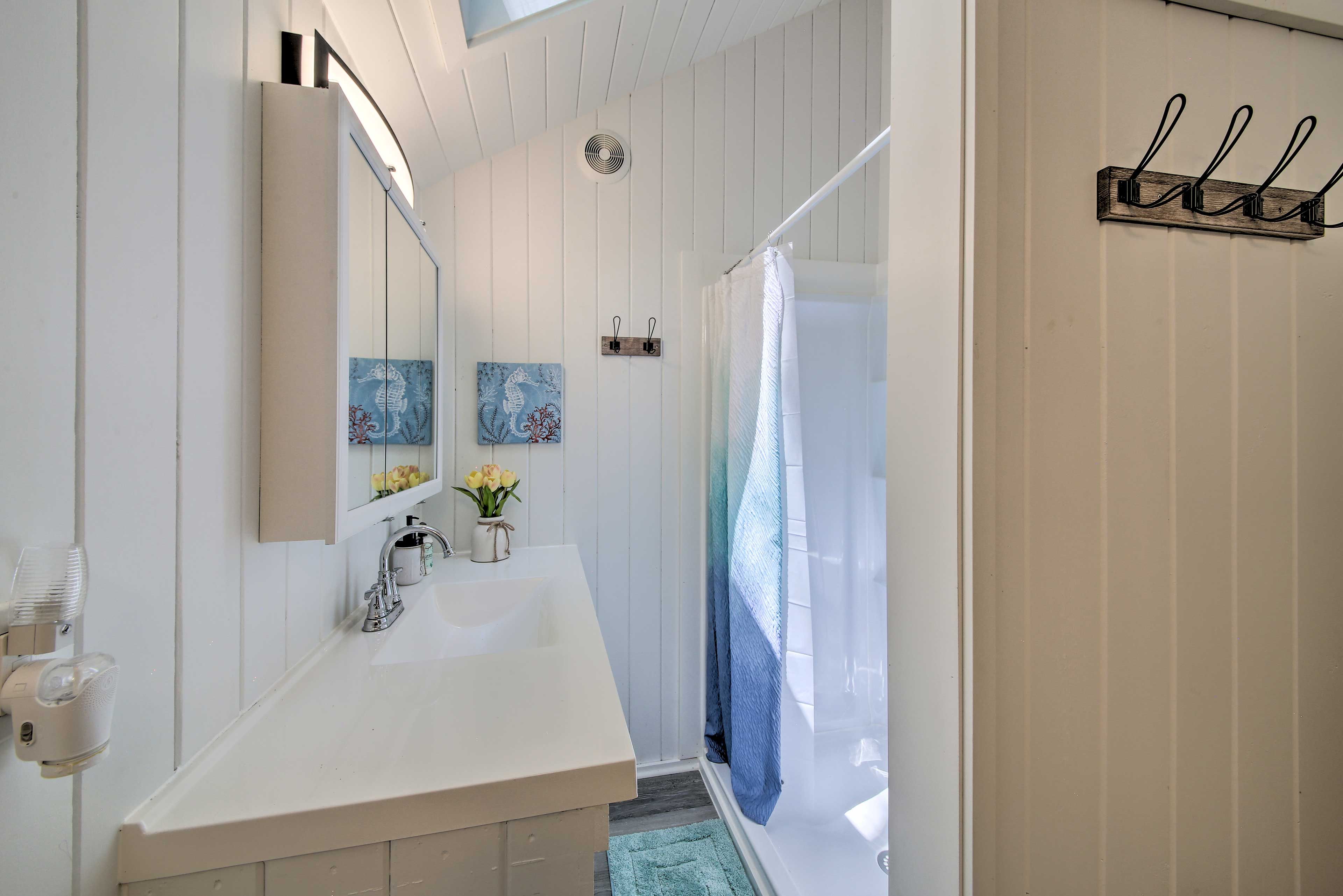Full Bathroom | Complimentary Toiletries