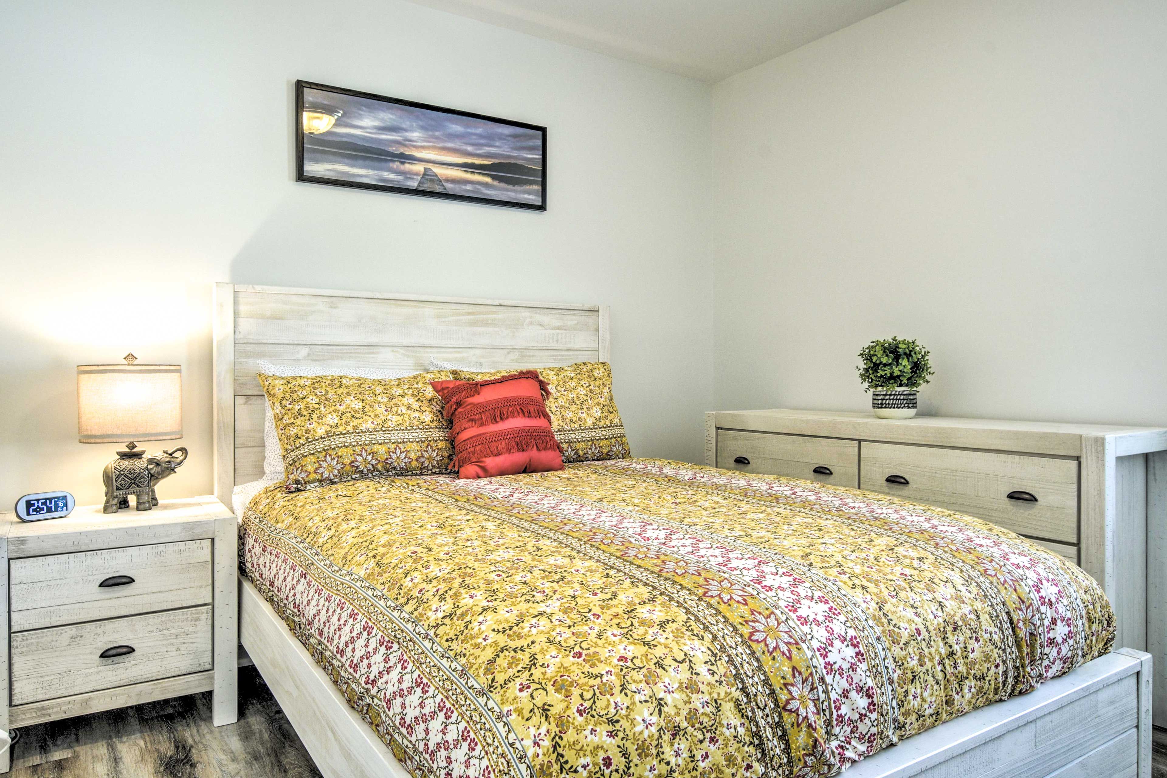Bedroom 2 | Queen Bed