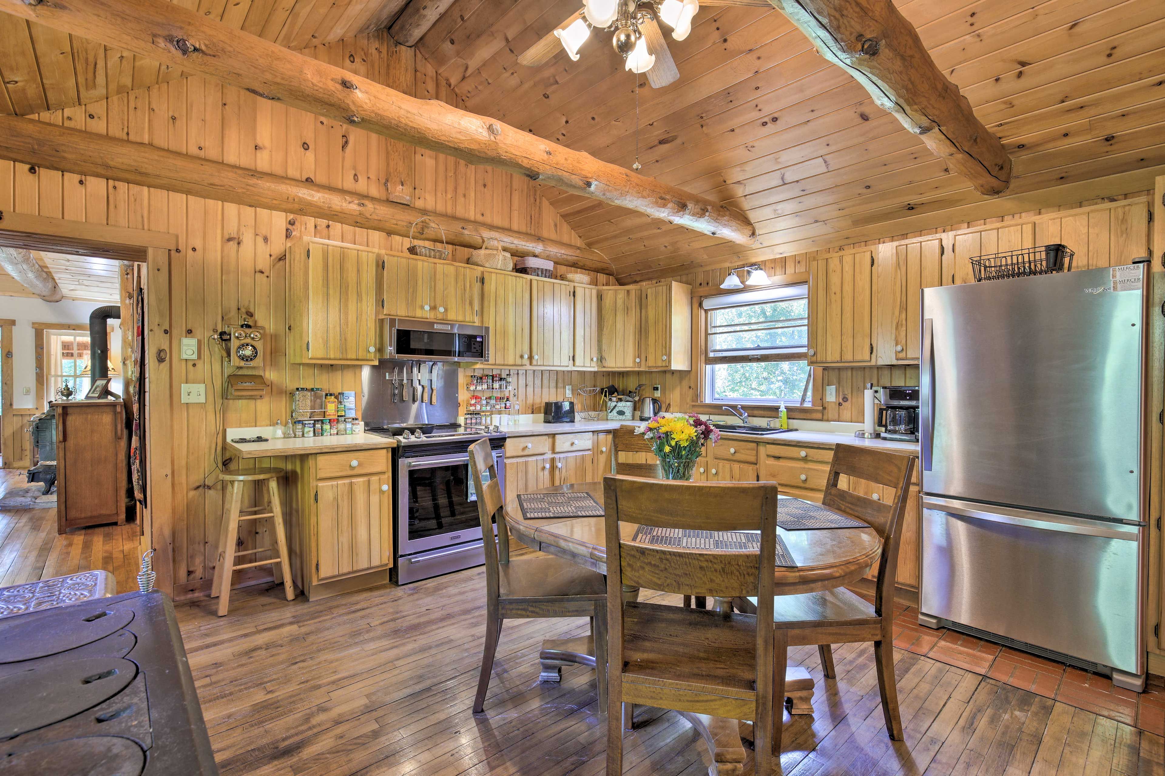 Dining Area | Dishware & Flatware Provided