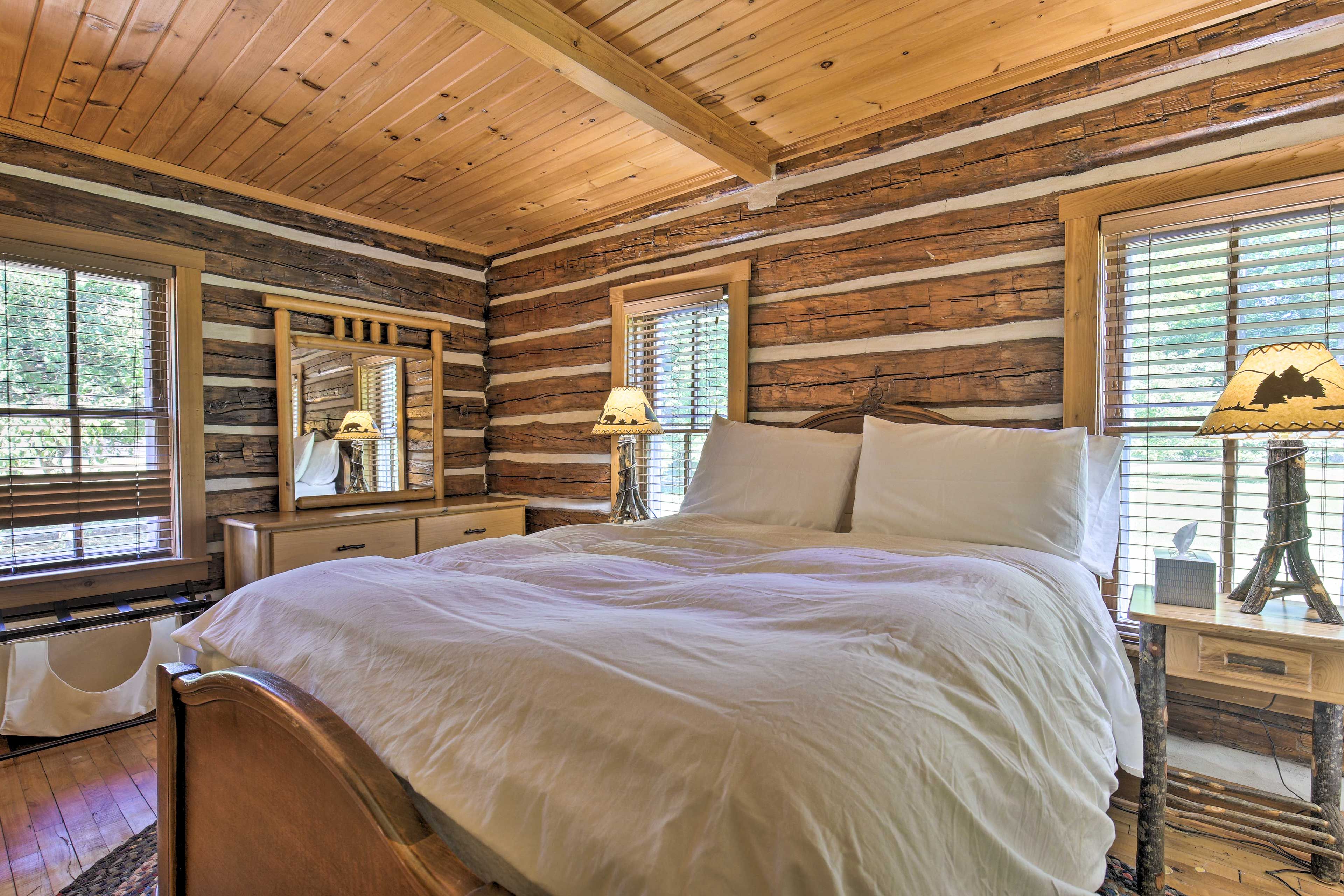 Bedroom 1 | Queen Bed | Main Floor
