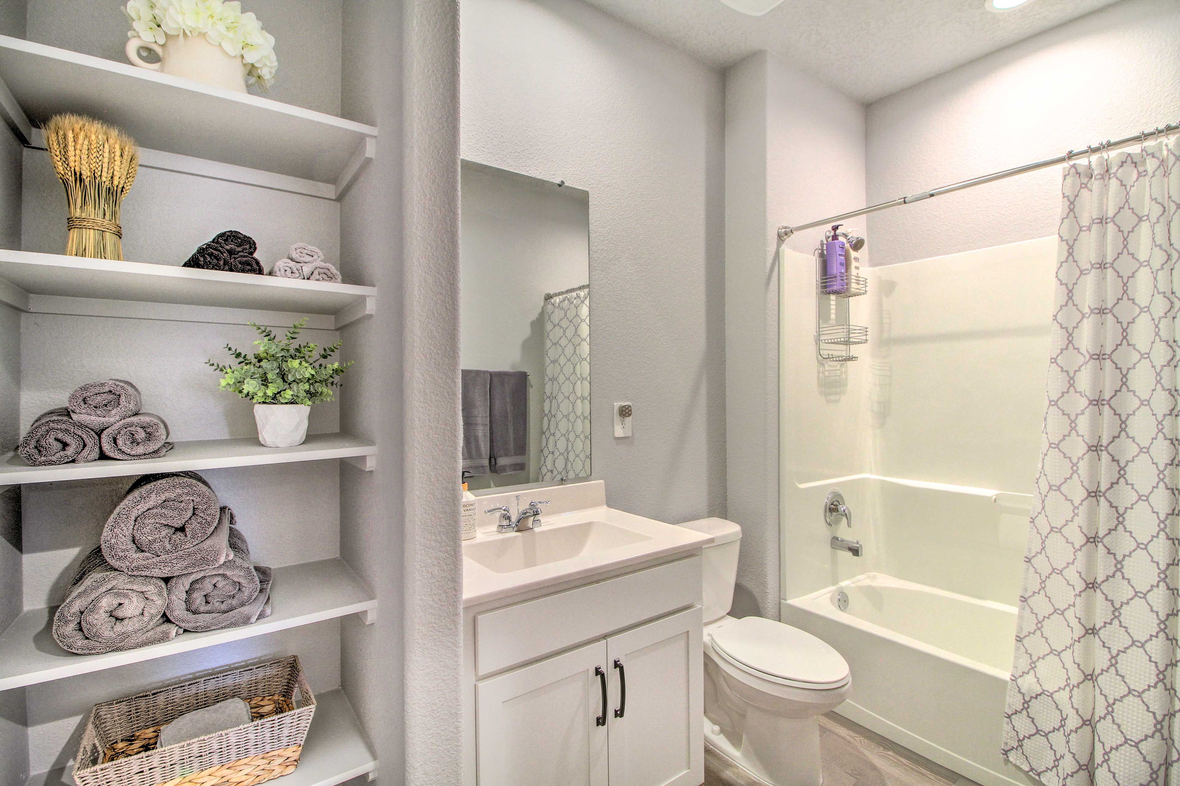 Full Bathroom | Complimentary Toiletries