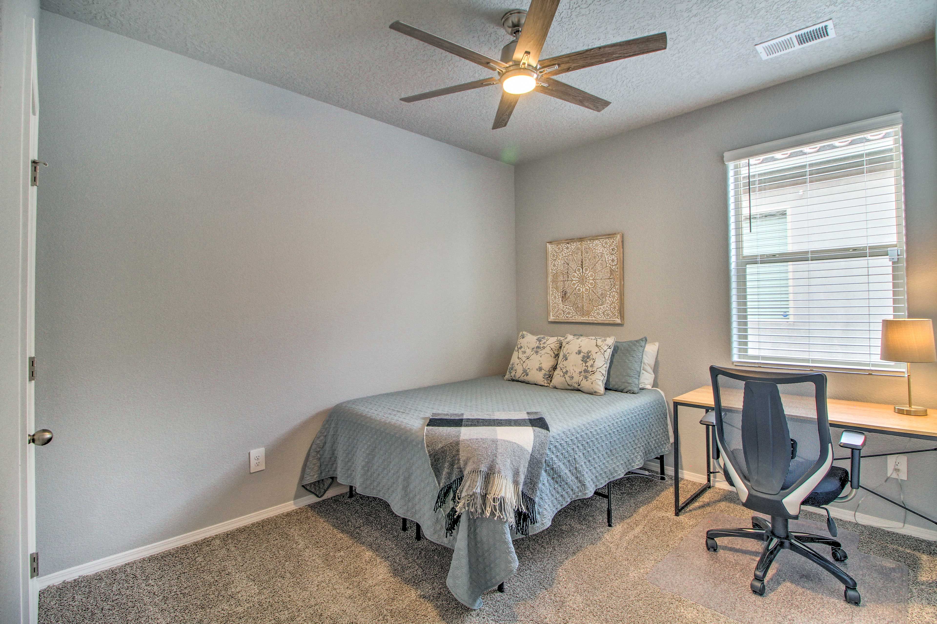 Bedroom 2 | Queen Bed | Desk