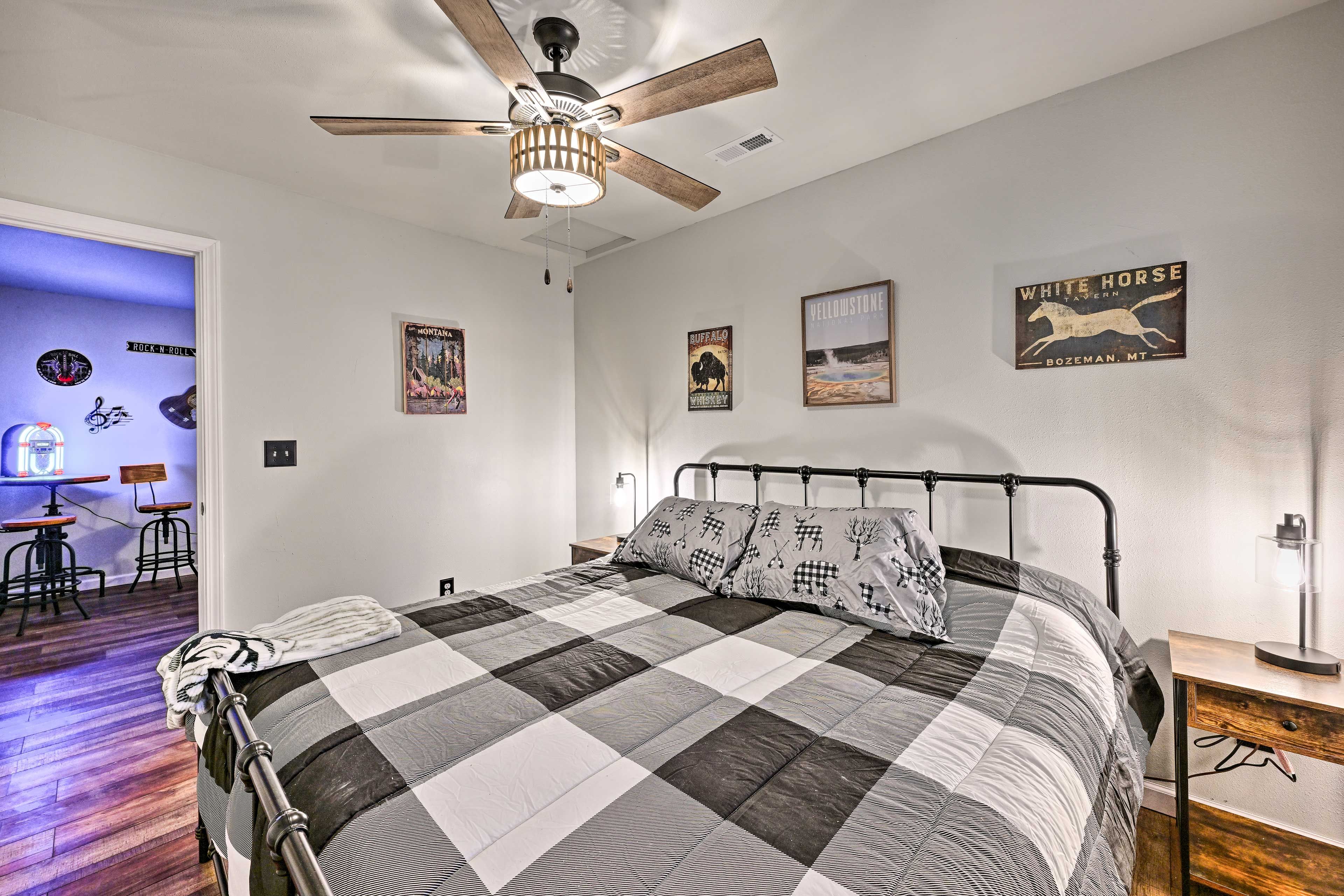 Bedroom 2 | Queen Bed
