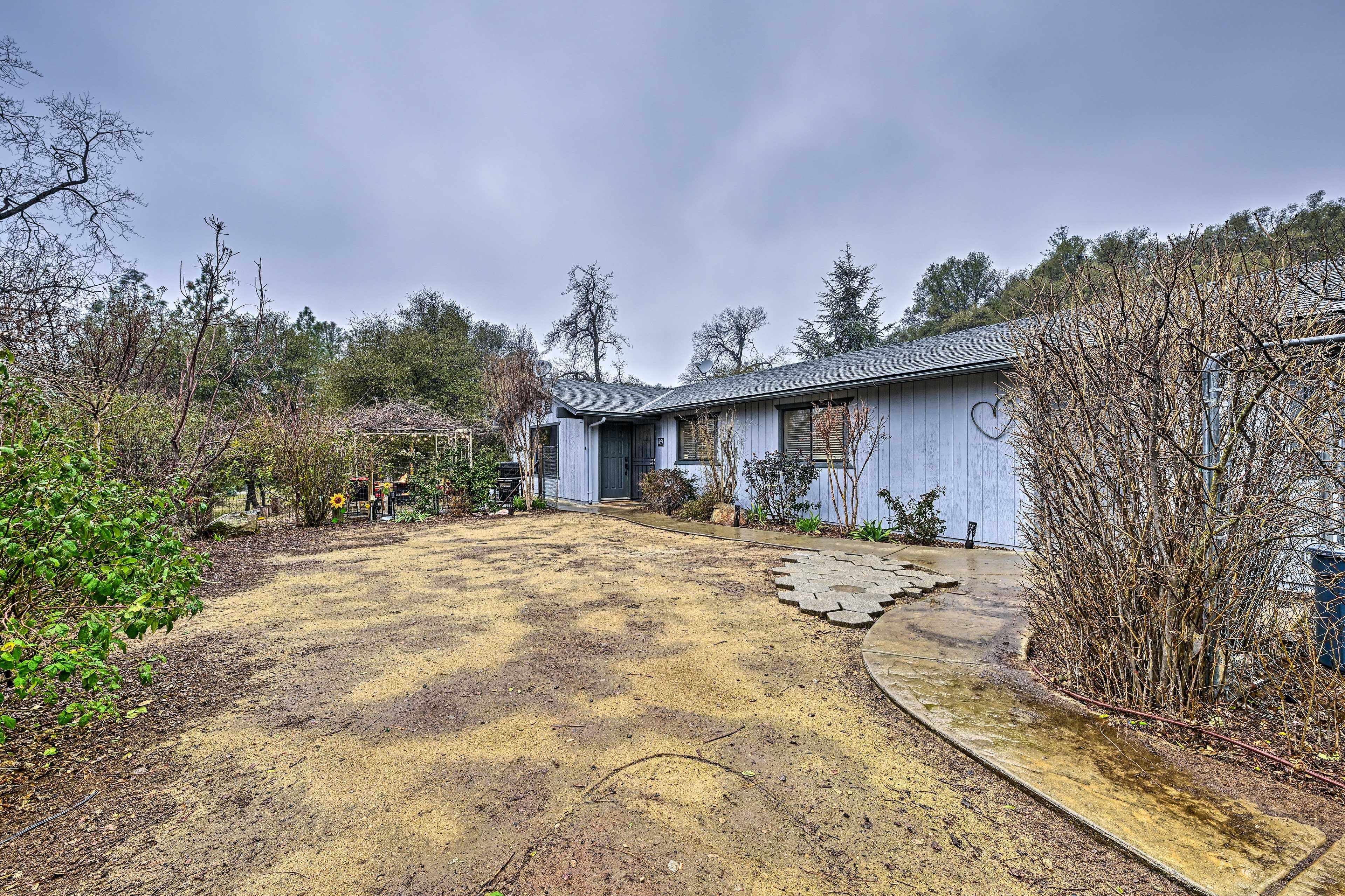 Parking | Driveway (5 Vehicles) | RV/Boat/Trailer Parking