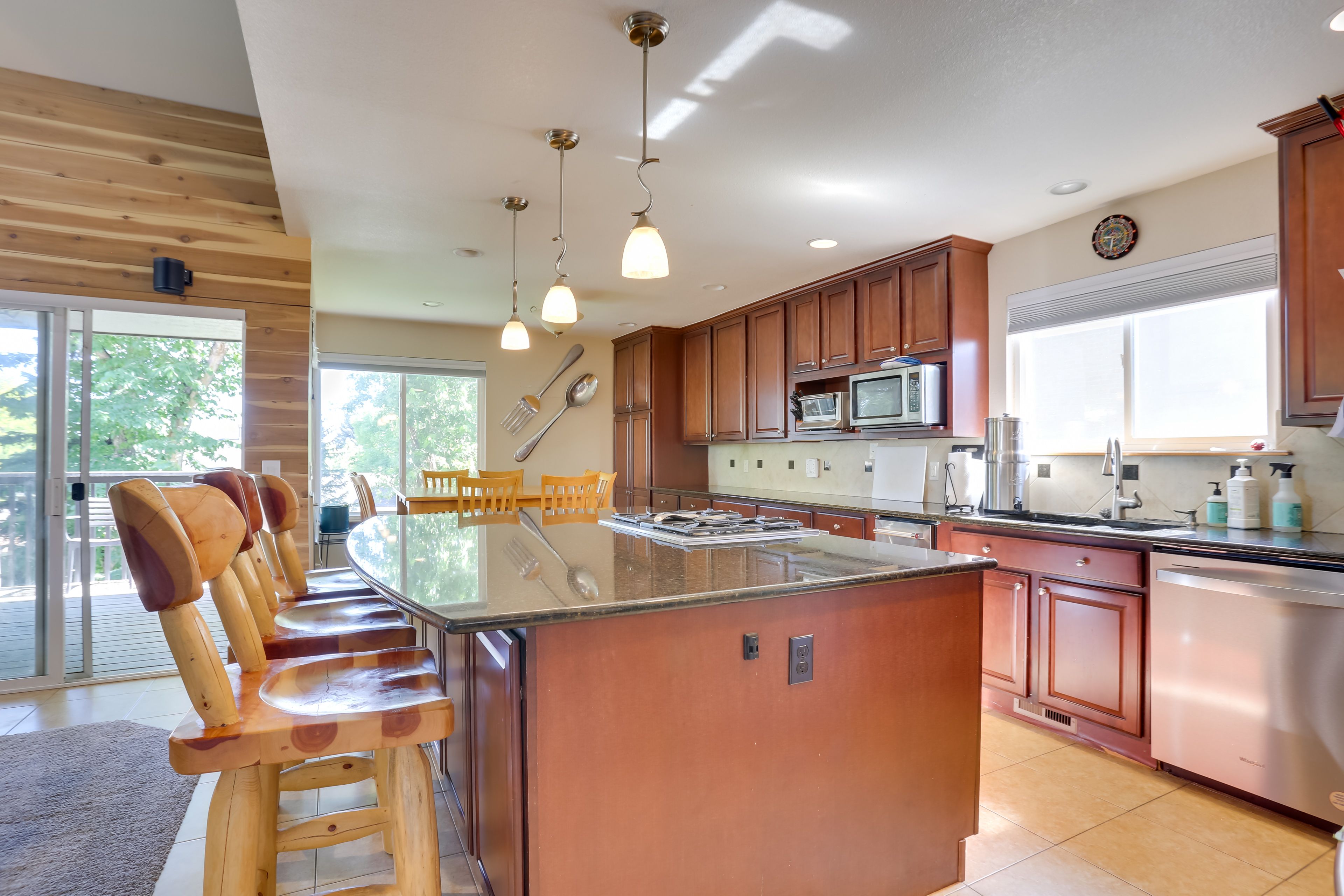 Full Kitchen | Dishwasher | Gas Stove | Oven | Microwave