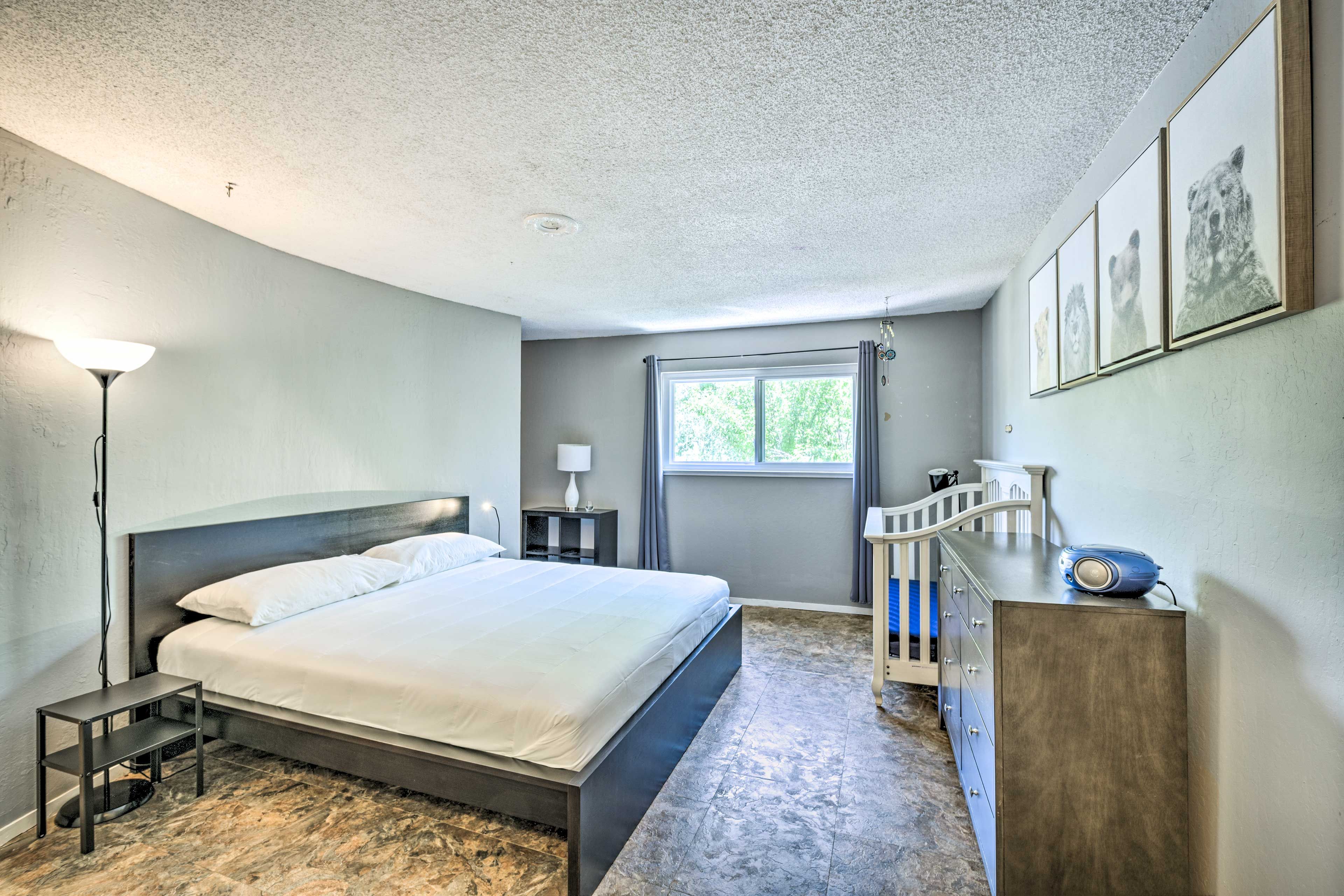 Bedroom 1 | King Bed | Crib