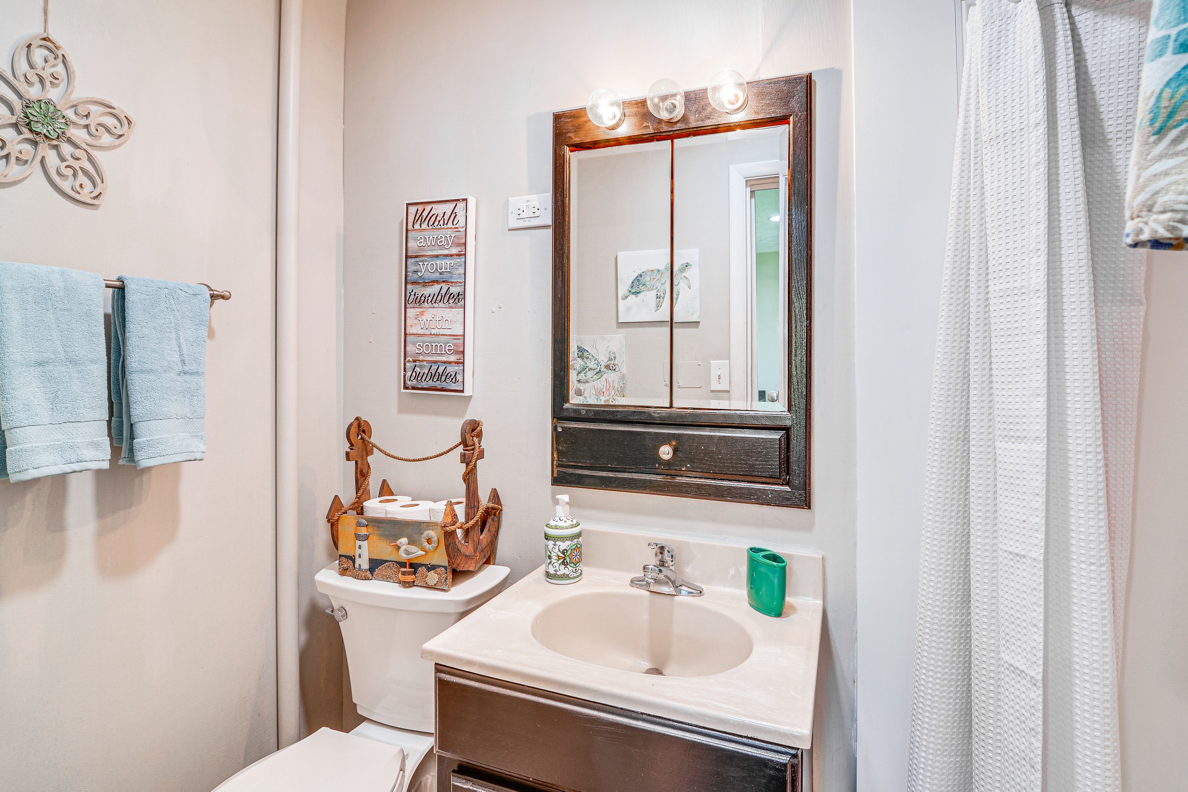 Full Bathroom | Towels Provided | Complimentary Toiletries