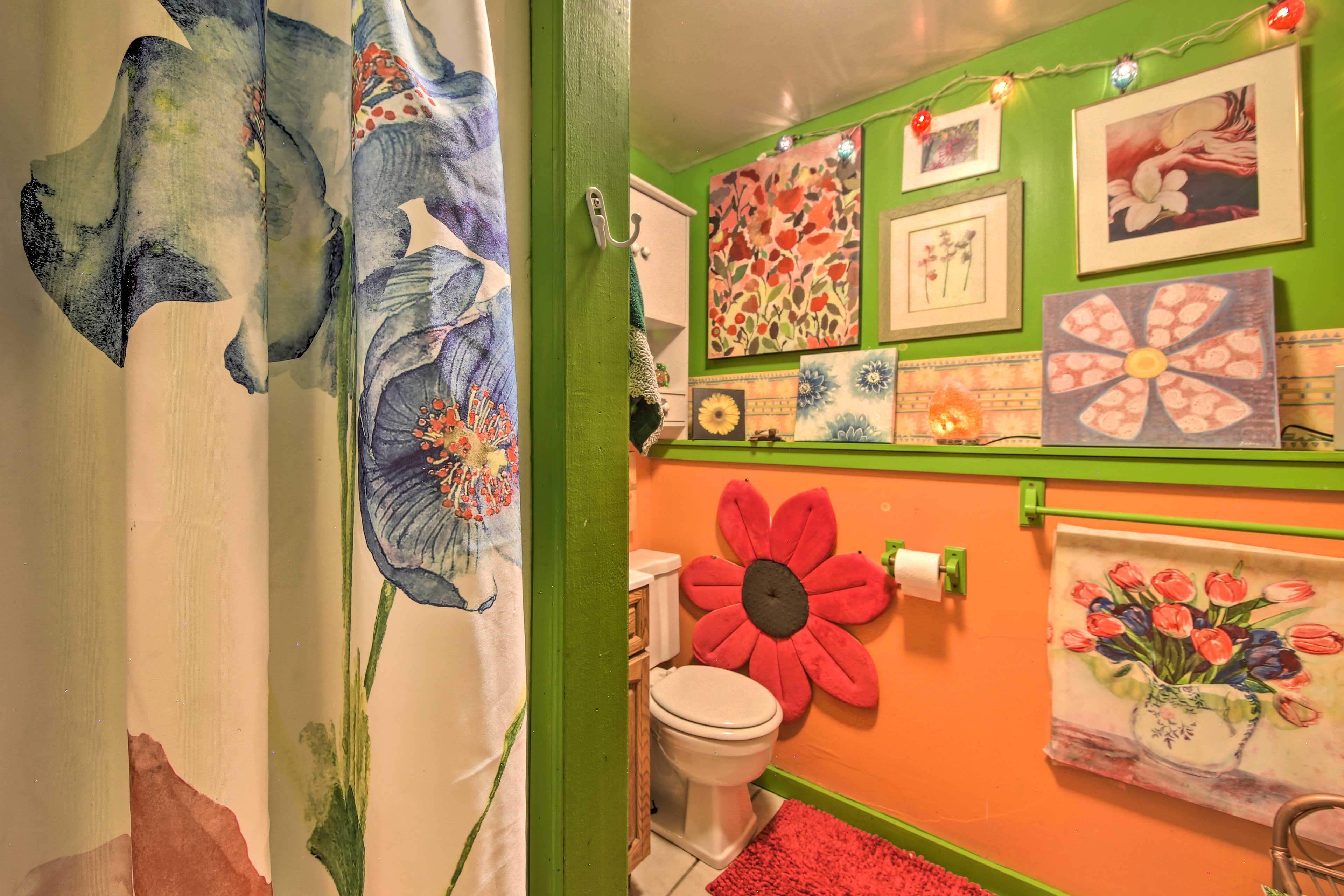 Full Bathroom | Towels Provided