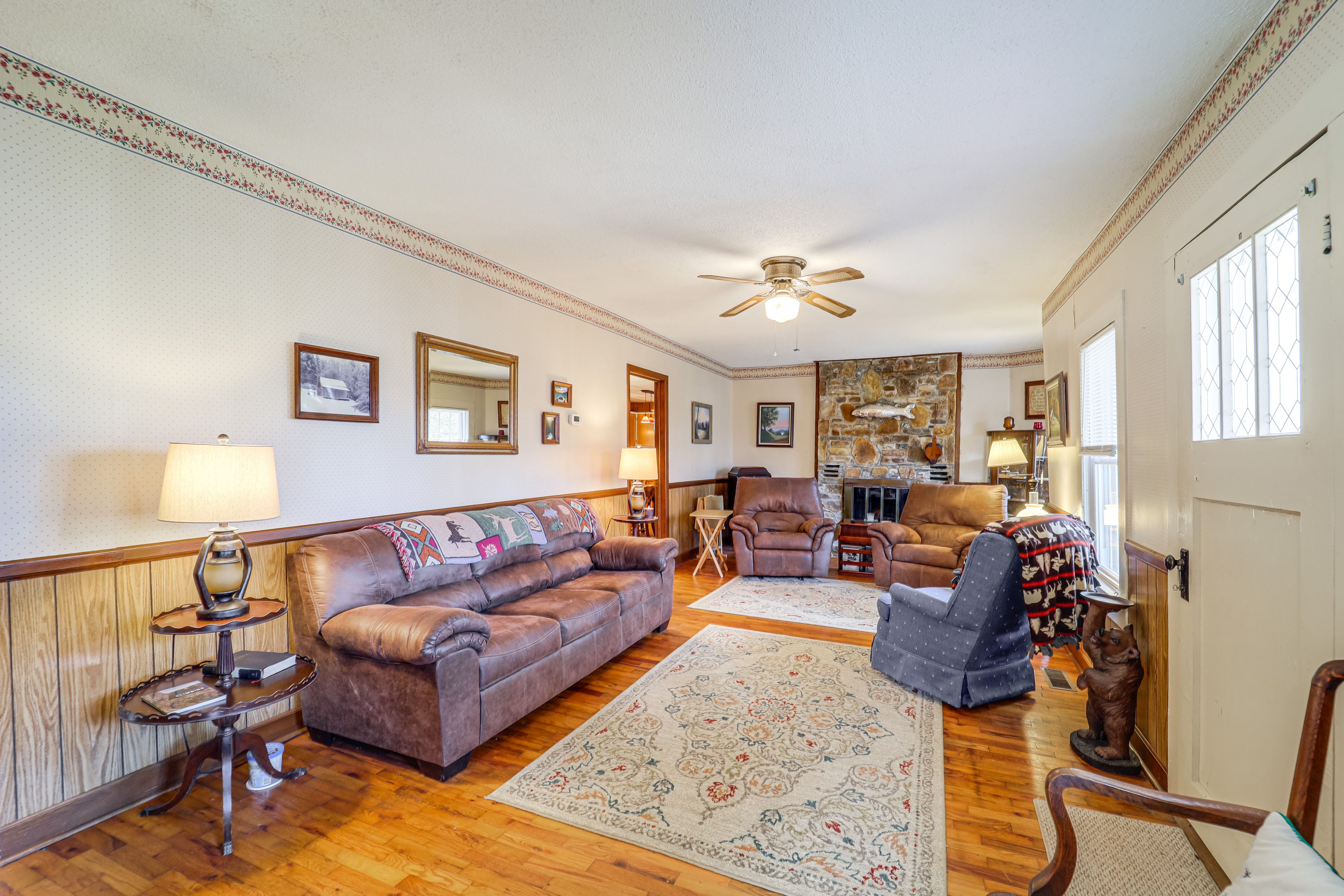 Living Room | Free WiFi | Central Heating | Window A/C Units | Smart TV