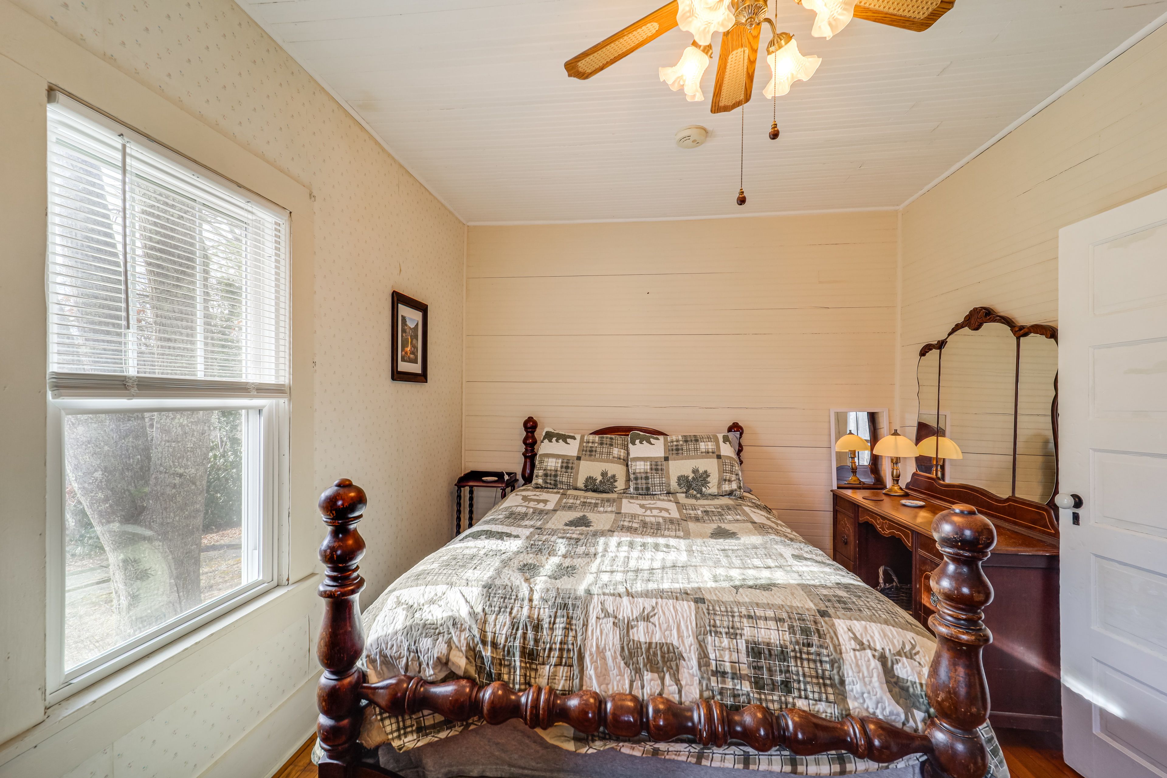 Bedroom 2 | Queen Bed