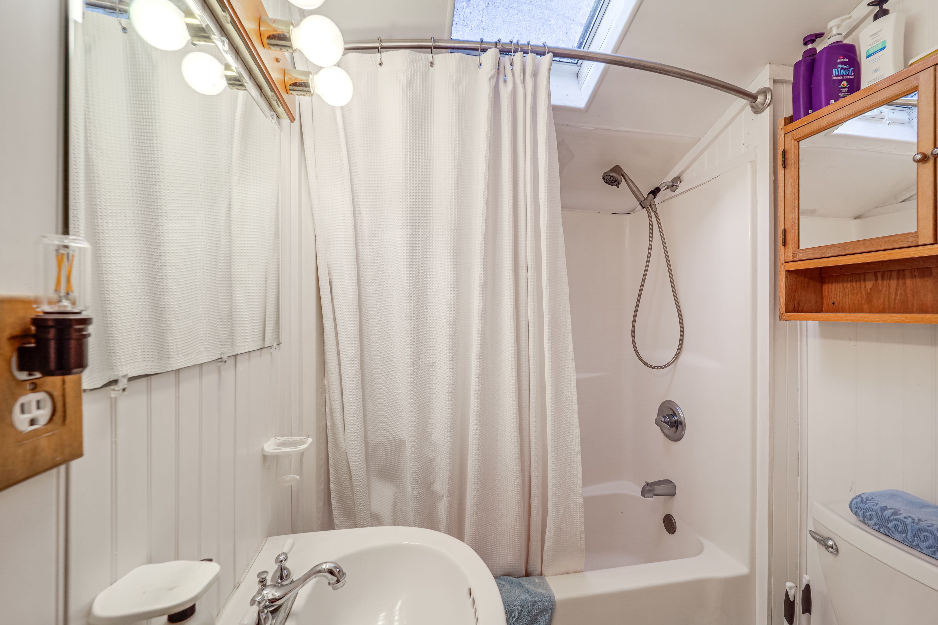 Bathroom | Complimentary Toiletries | Towels Provided | Hair Dryer