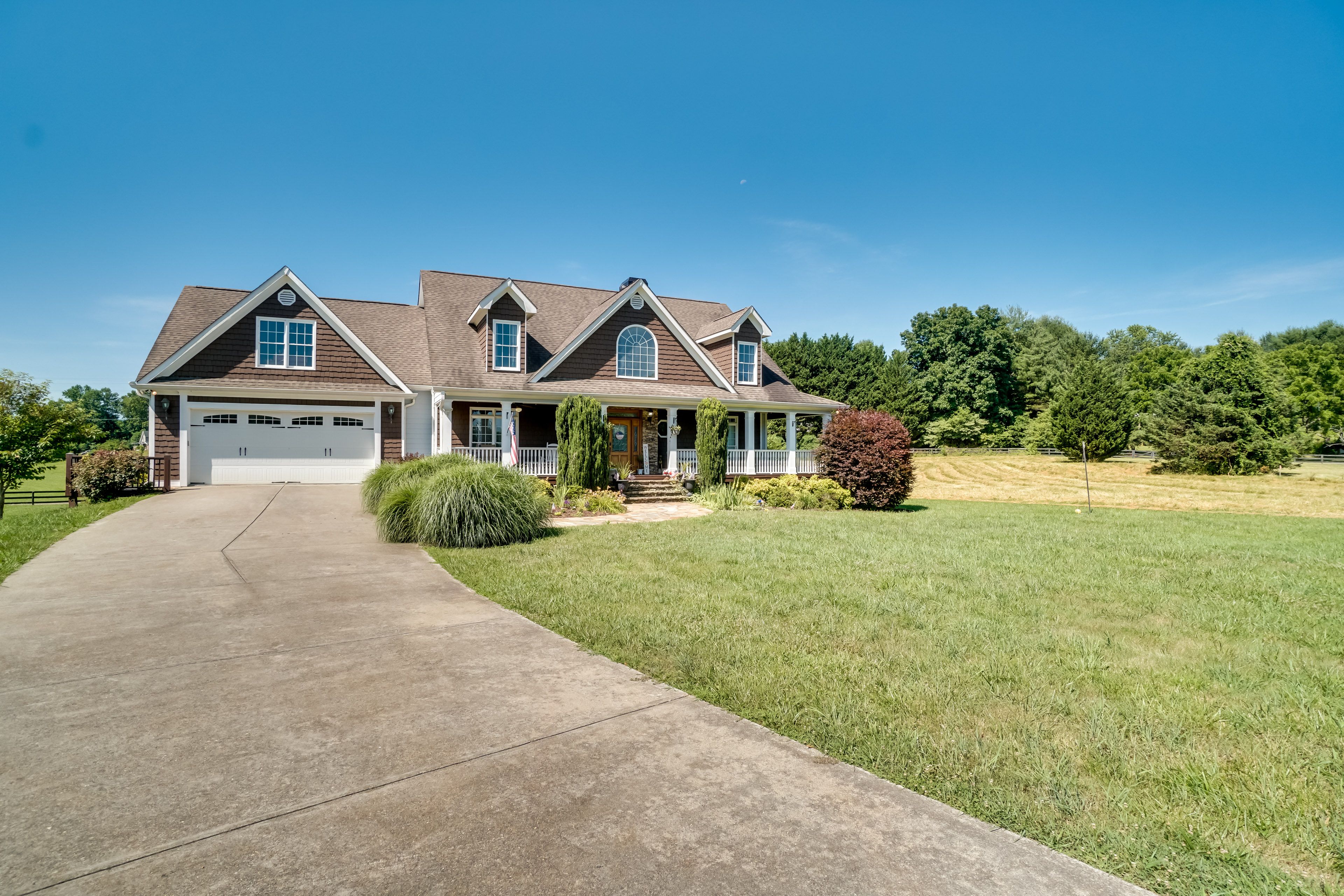 Property Exterior | Driveway (8 Vehicles)