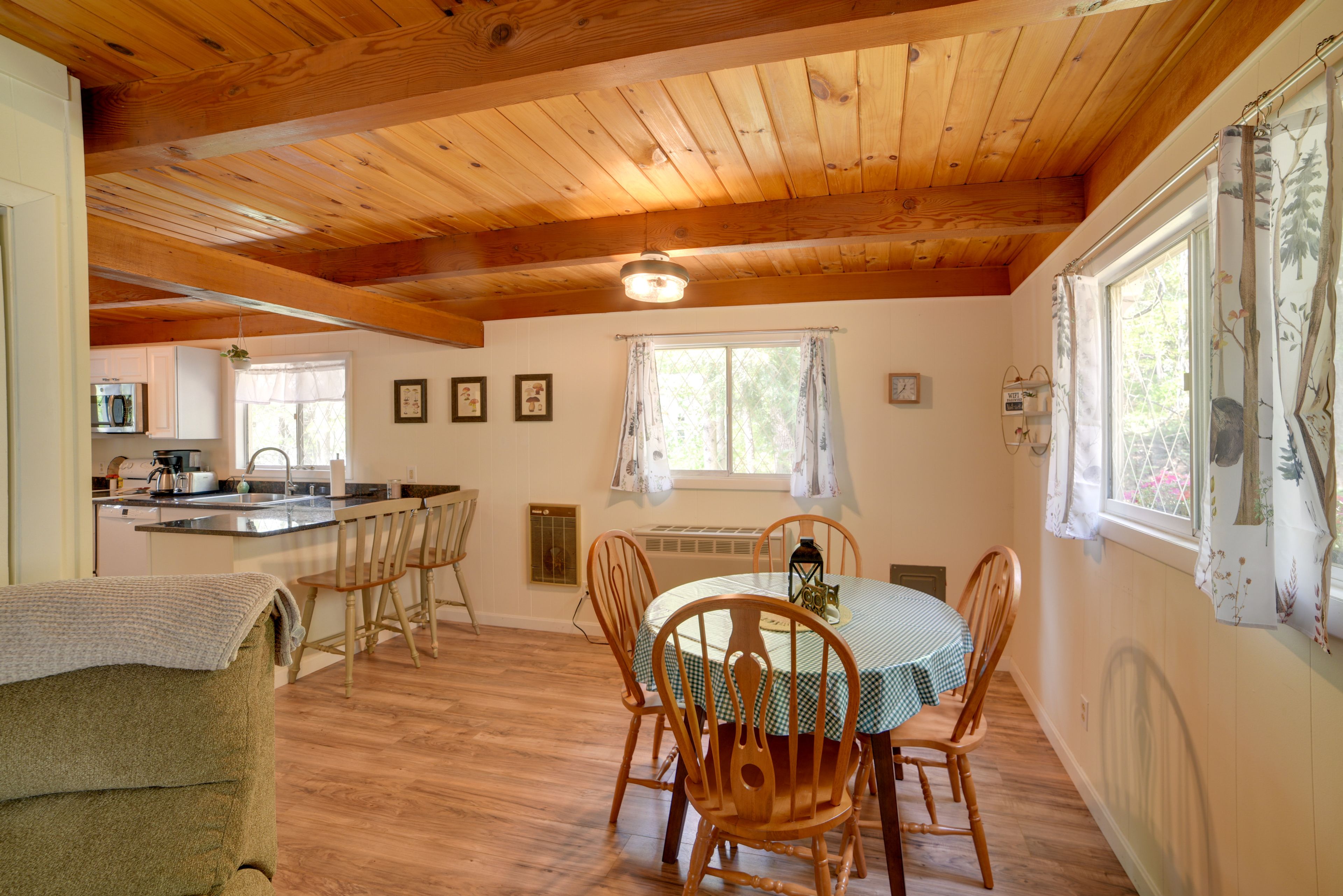 Dining Area | Dishware & Flatware Provided
