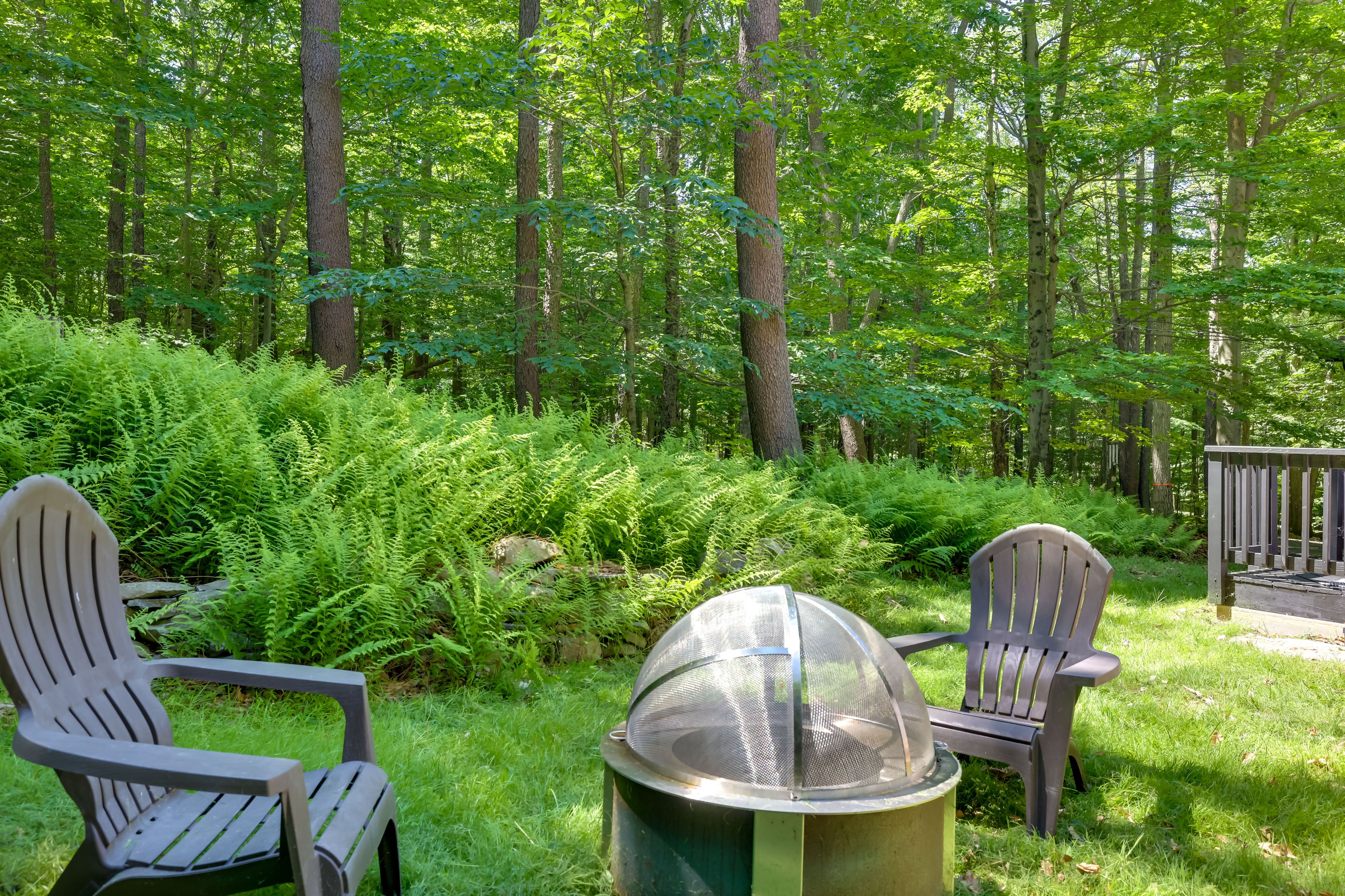 Fire Pit | Private Yard | Dining Set