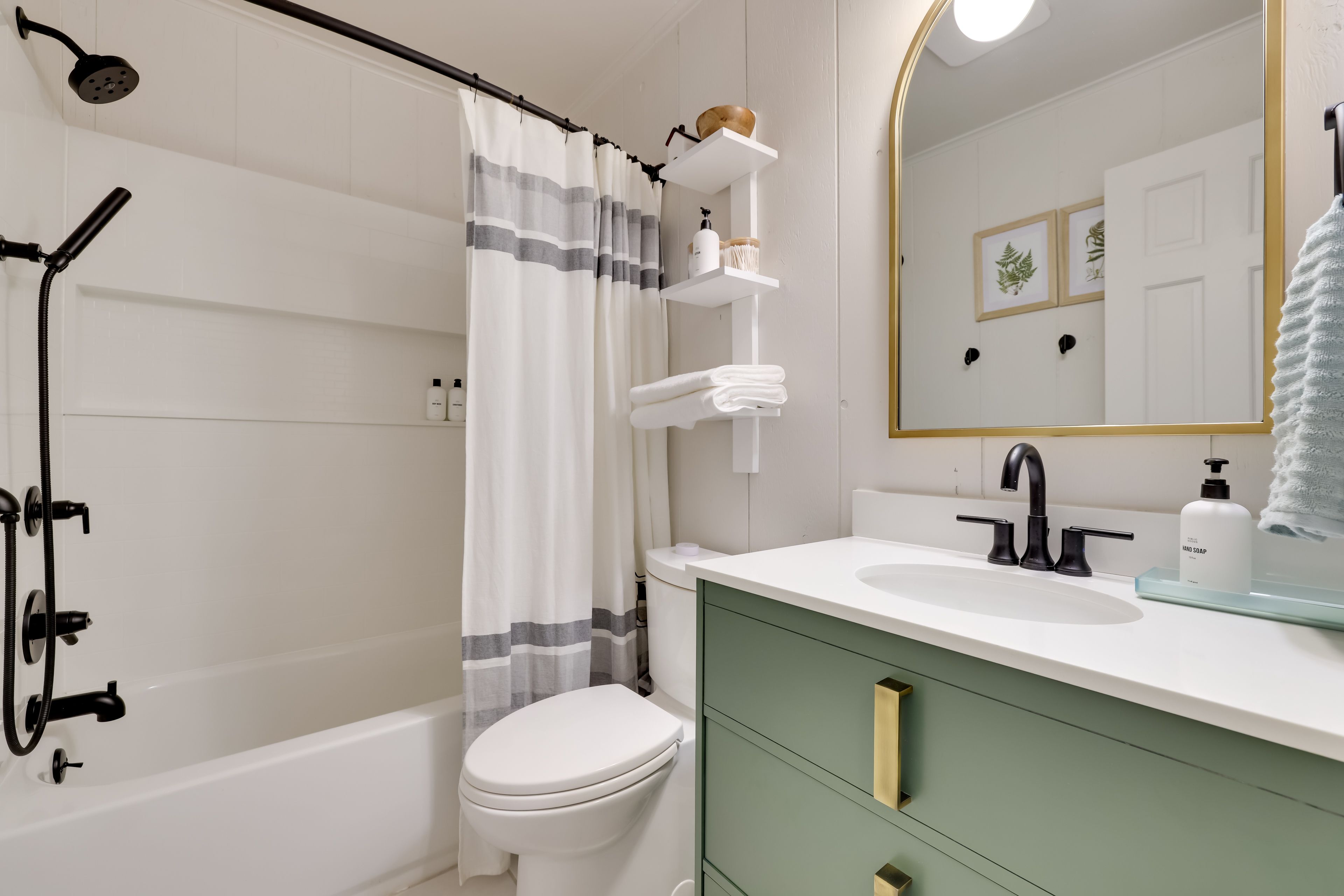 Full Bathroom | Complimentary Toiletries | Hair Dryer