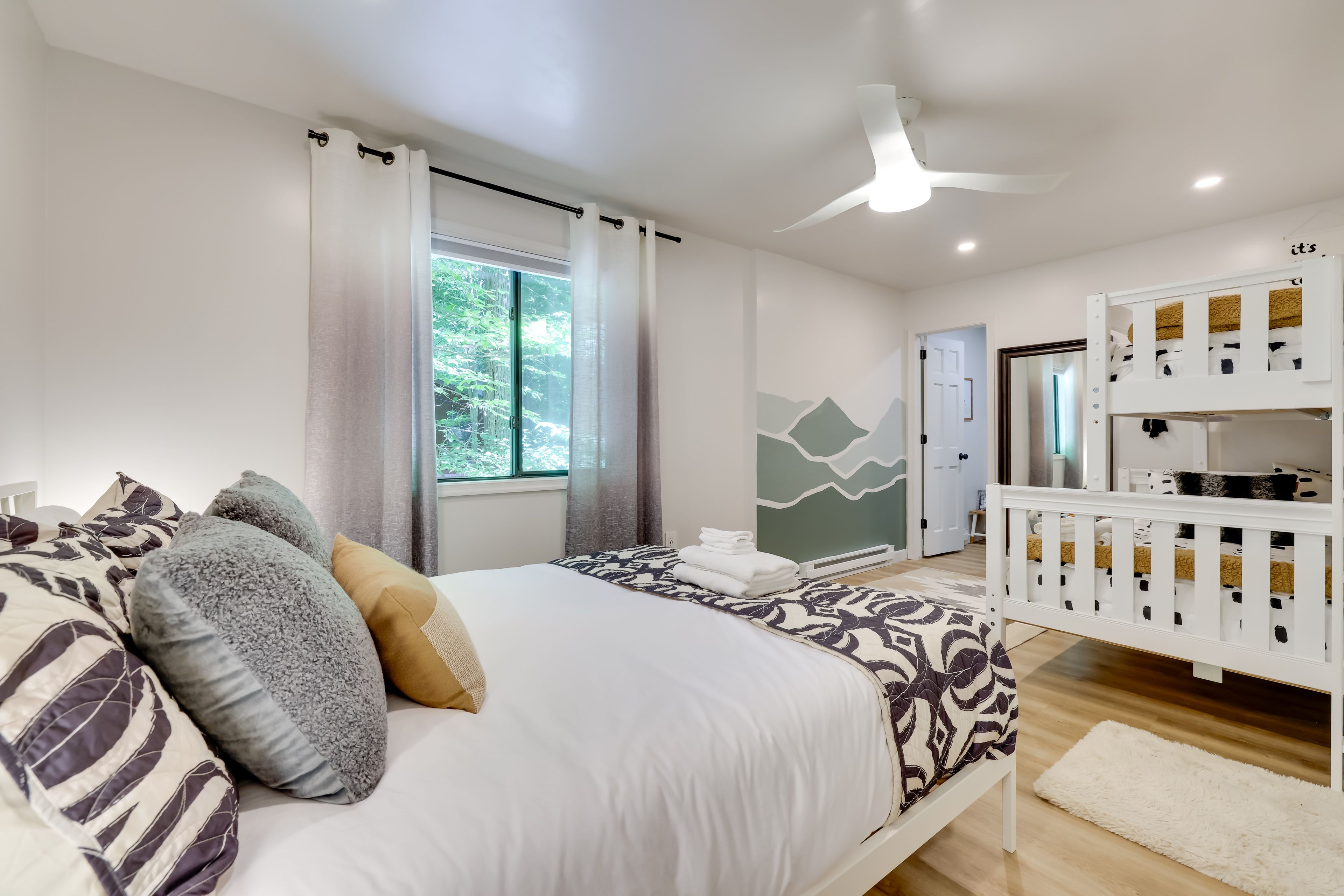 Bedroom 3 (Mountain Room) | Queen Bed | Twin/Full Bunk Bed