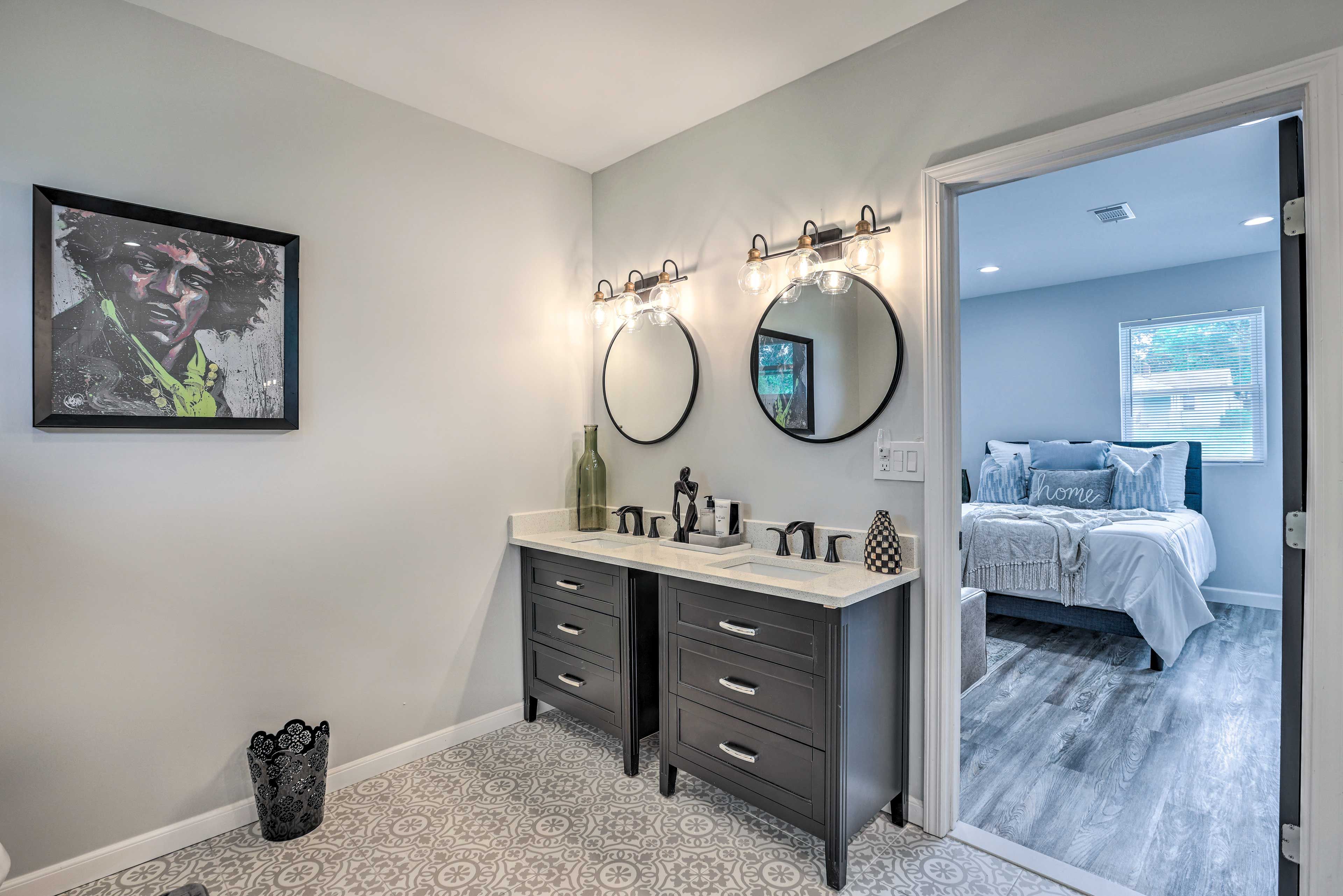 Full En-Suite Bathroom | Soaking Tub