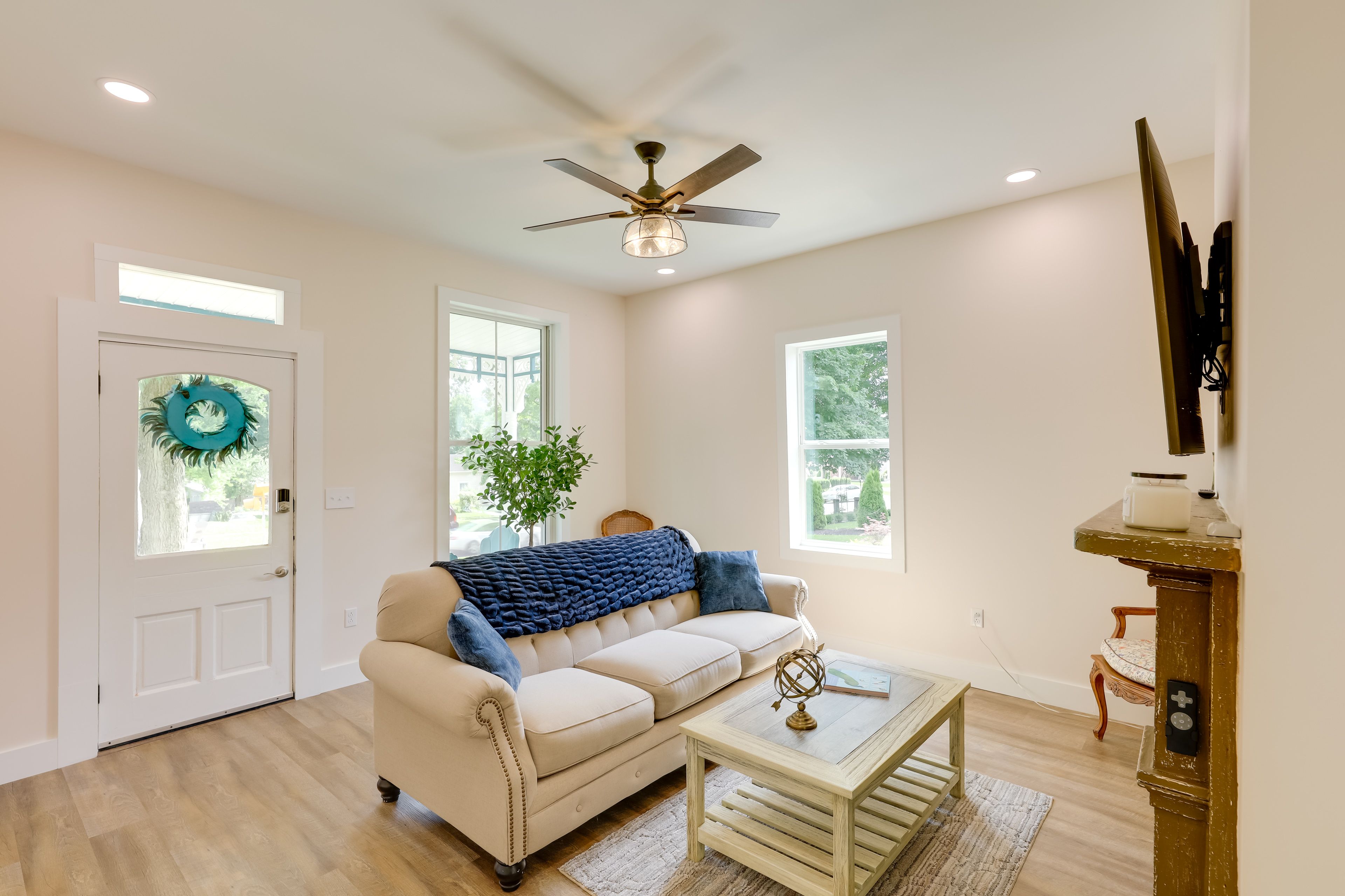 Living Room | Smart TV | Fireplace | Free WiFi