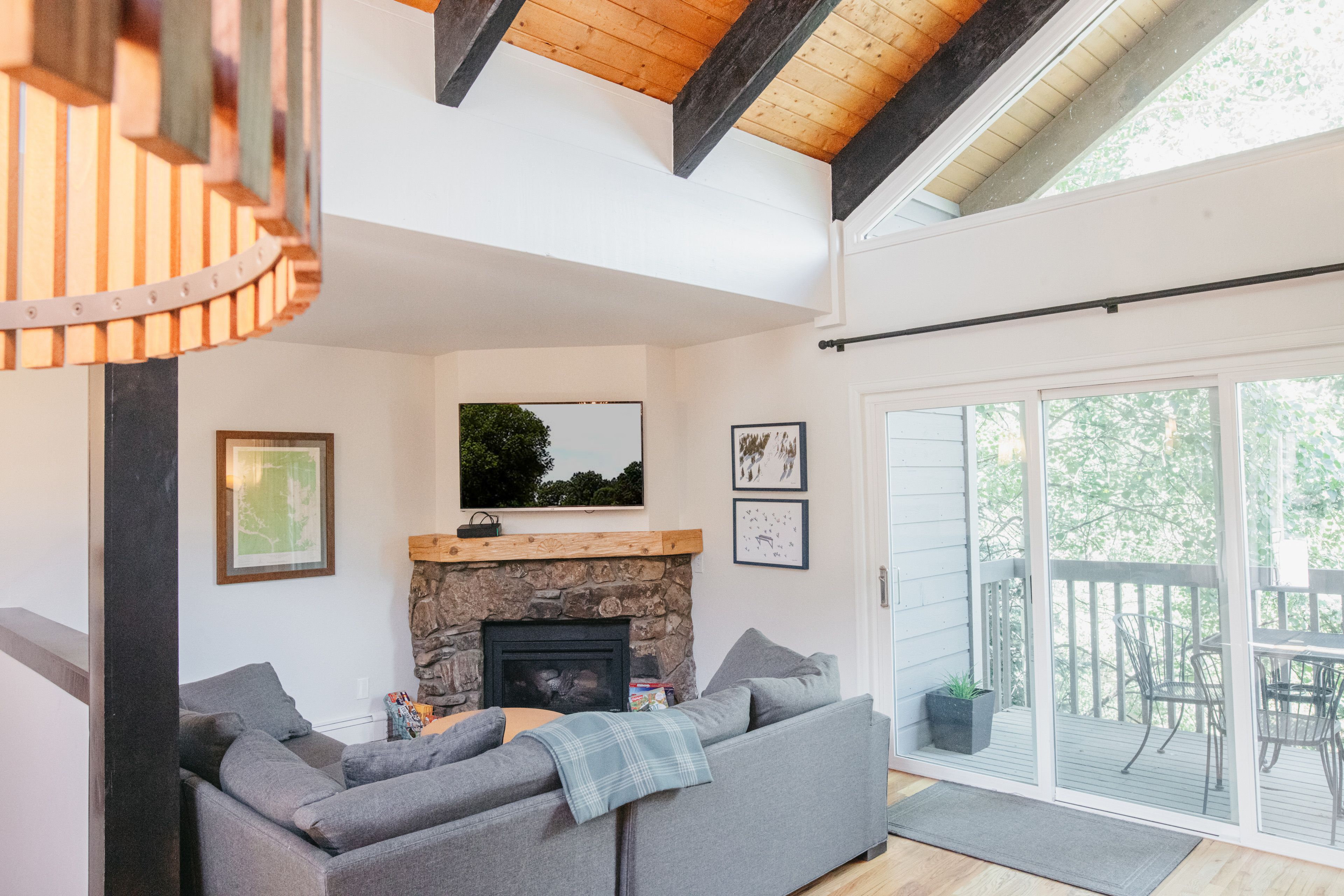 Living Room | Free WiFi | Smart TV | Fireplace Not Available