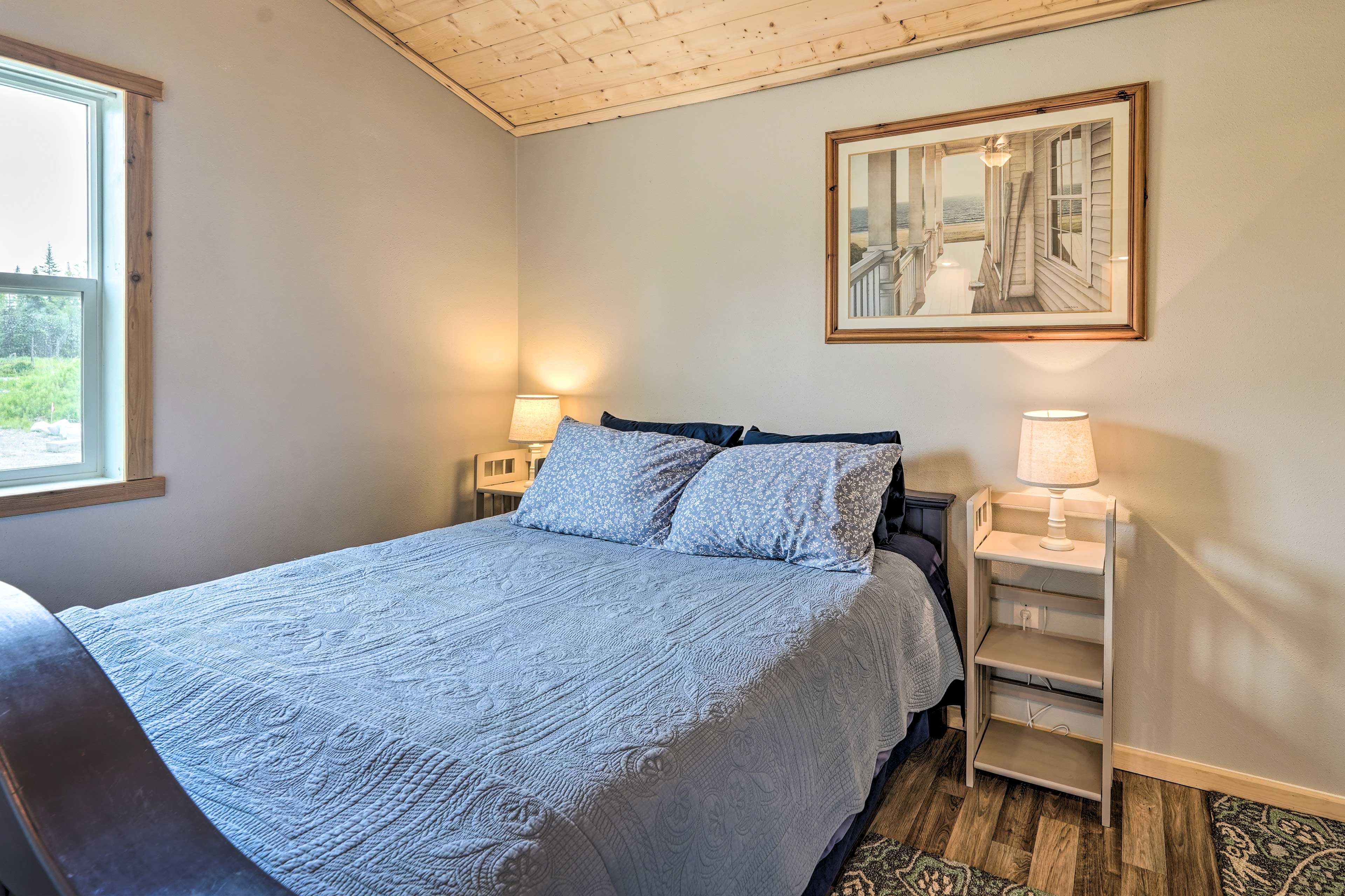 Bedroom | Queen Bed | Linens Provided