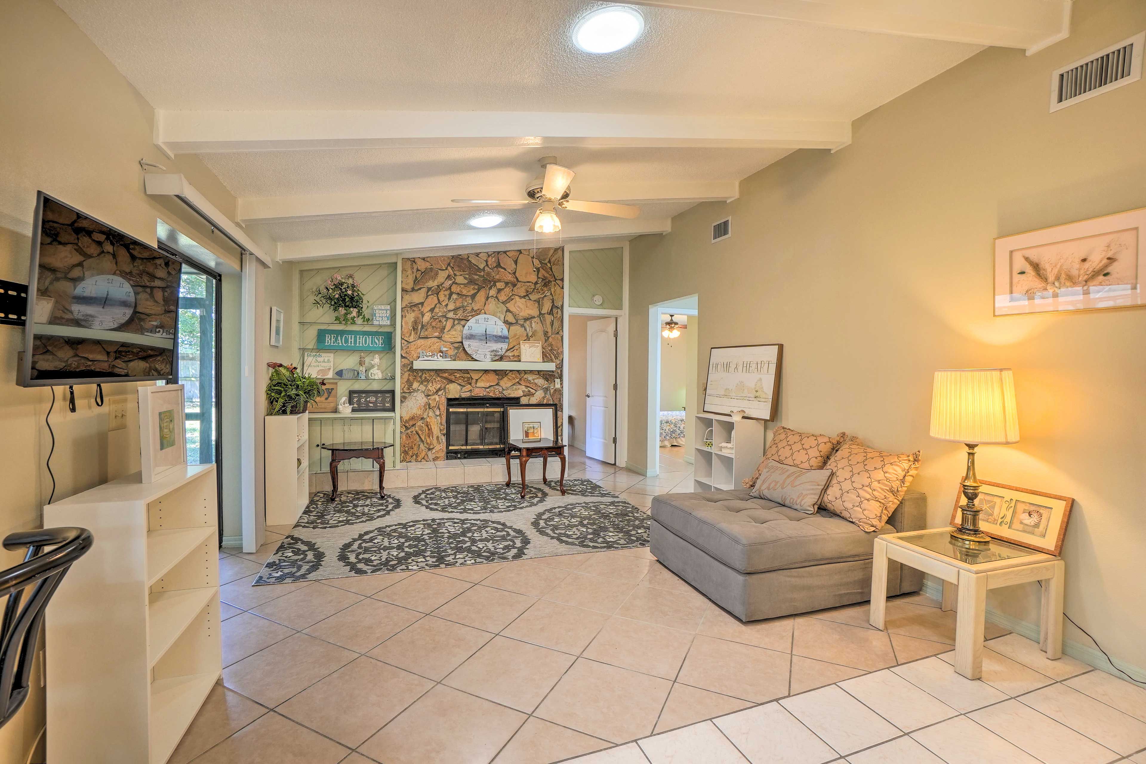 Family Room | Sleeper Sofa | Smart TV