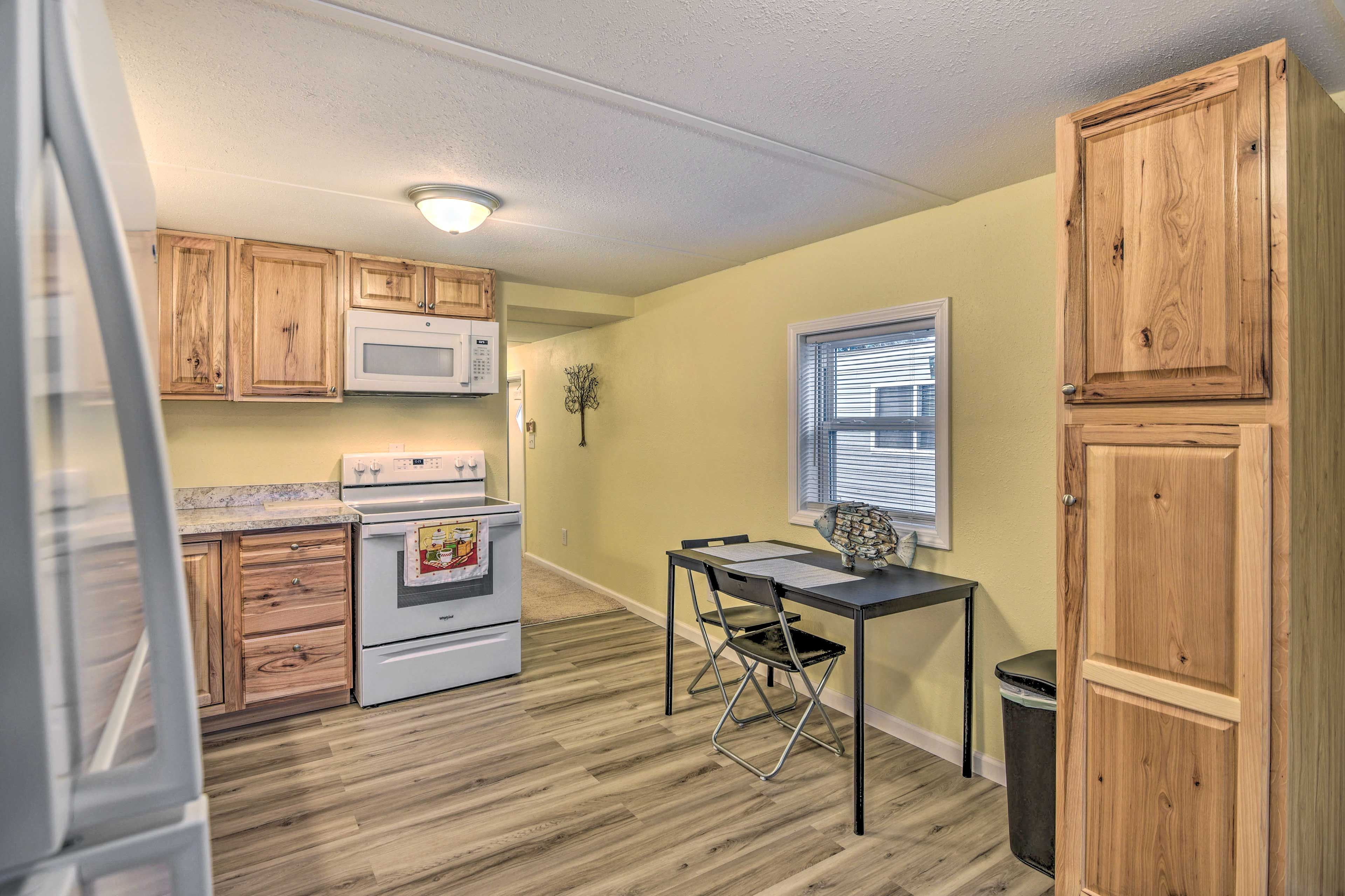 Dining Area | Dishware & Flatware Provided
