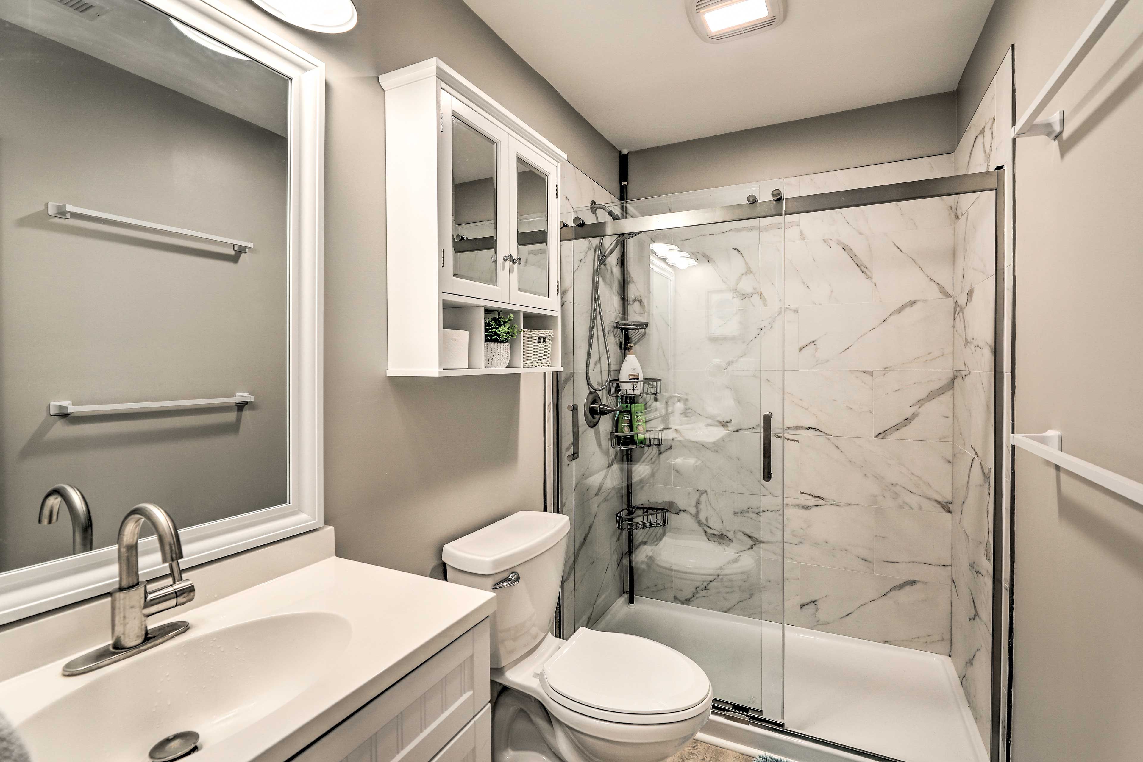 Full Bathroom | Towels Provided | Complimentary Toiletries