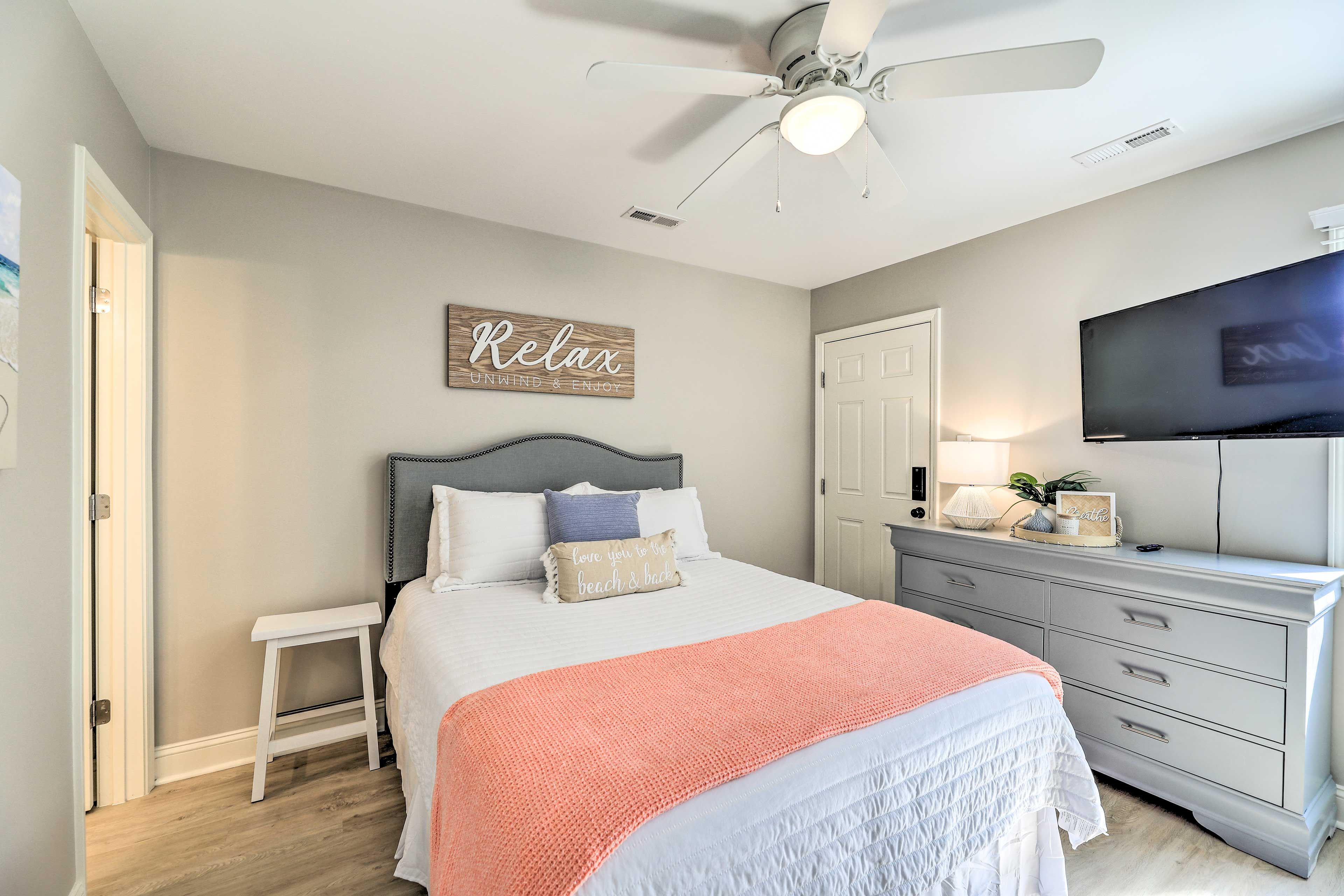 Bedroom 1 | Queen Bed | Linens Provided | En-Suite Bathroom