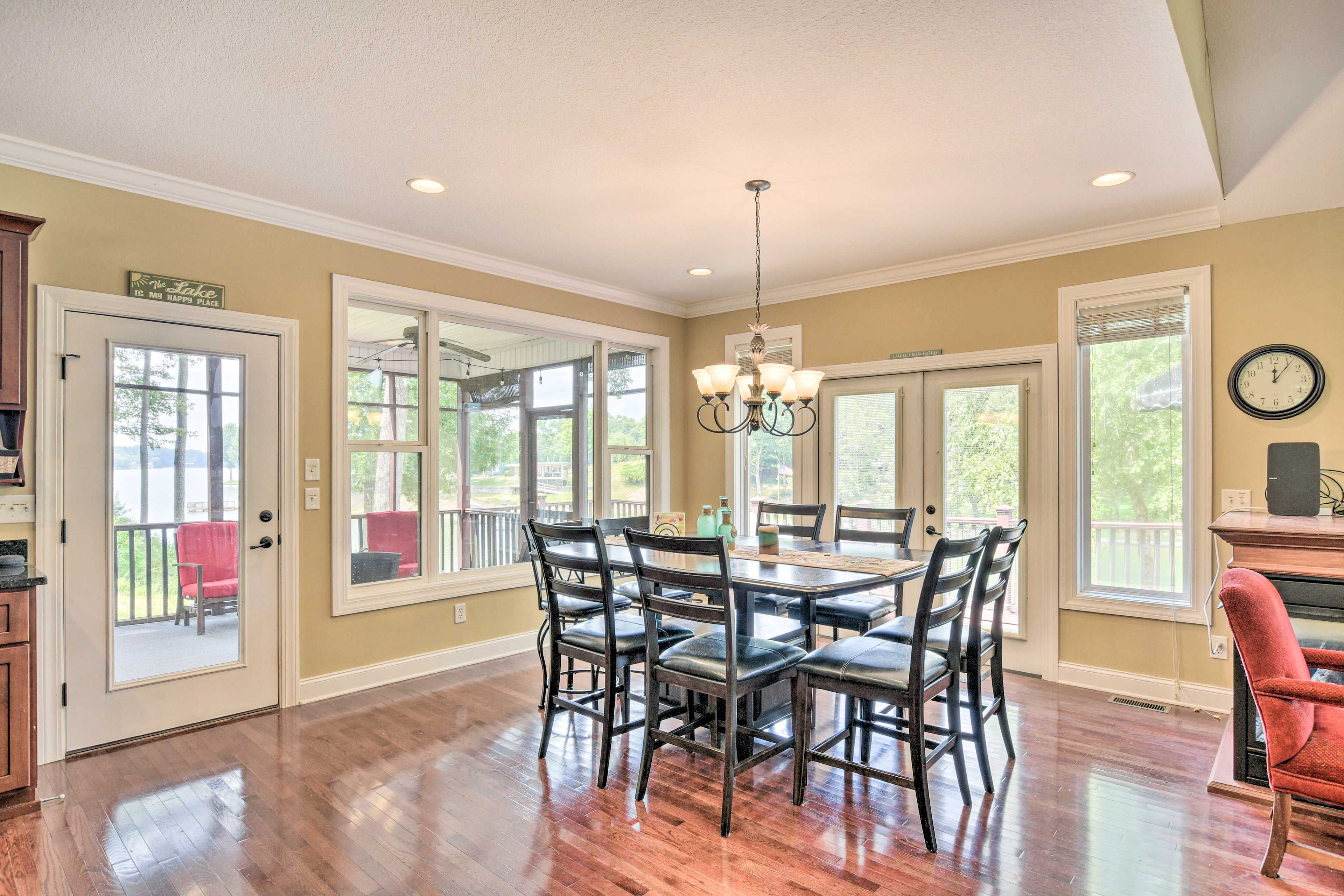 Dining Area | Dishware & Flatware Provided