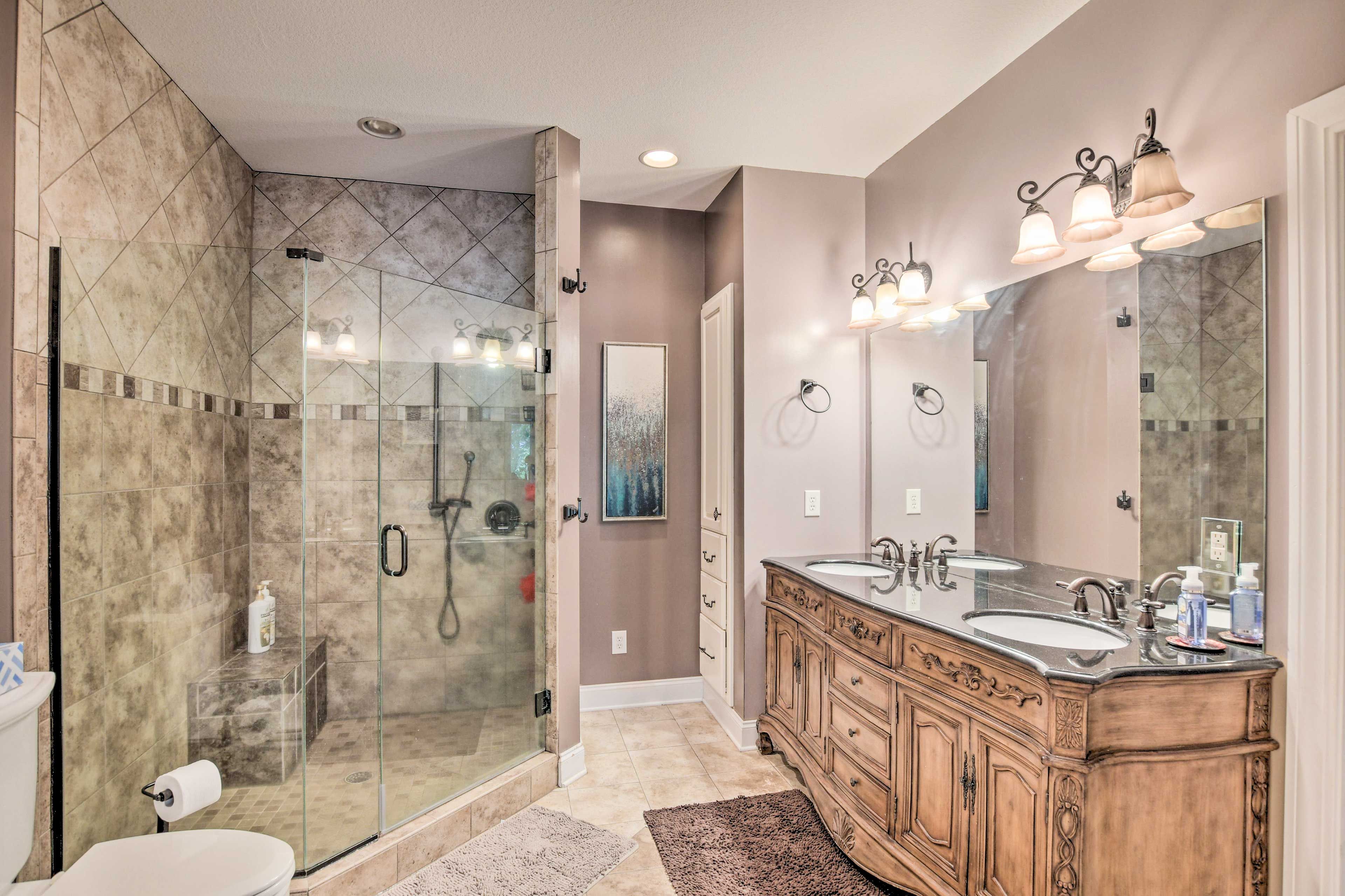 Full Bathroom | Towels Provided | Complimentary Toiletries