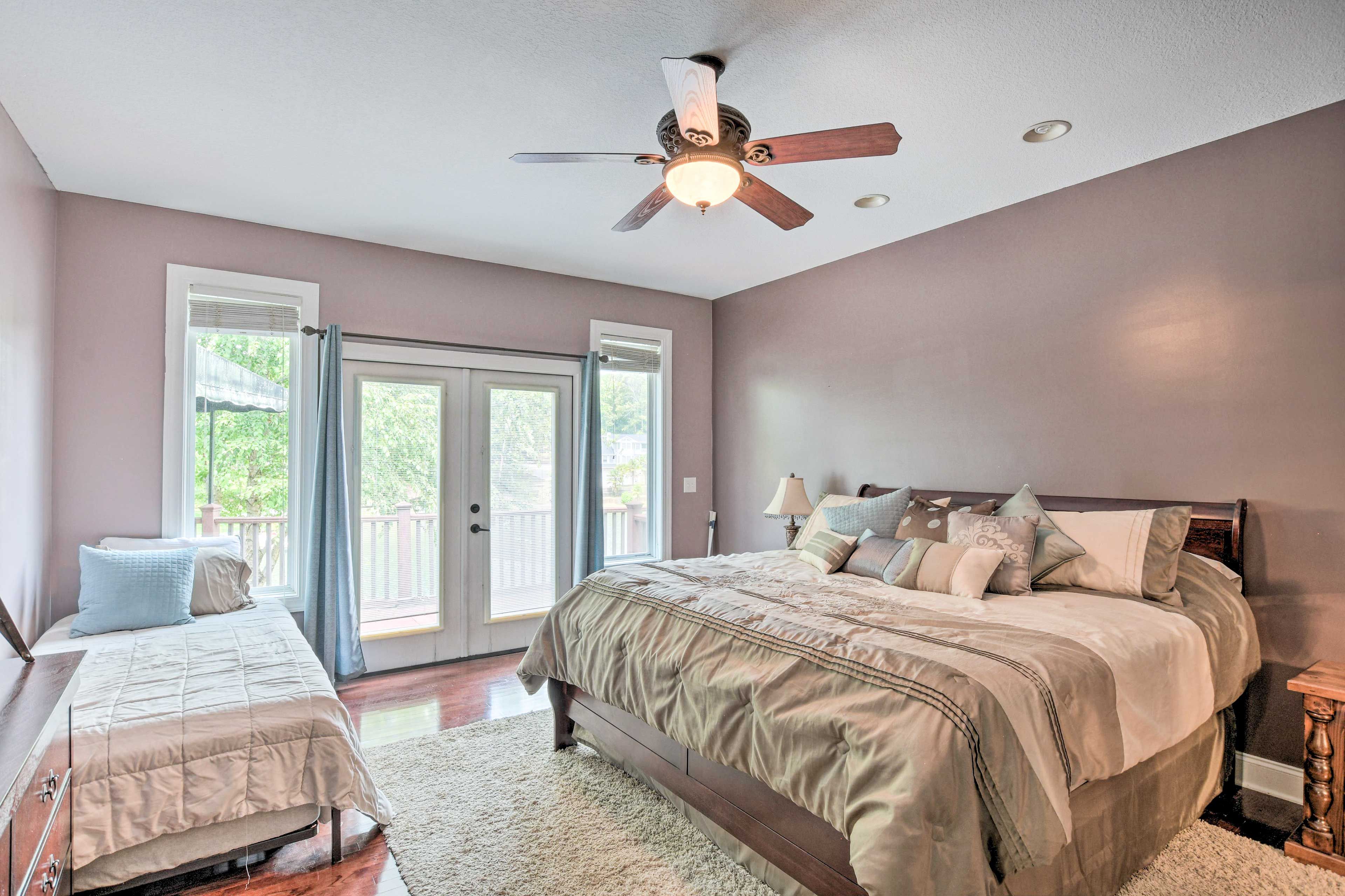 Bedroom 1 | California King Bed | Twin Bed | Linens Provided