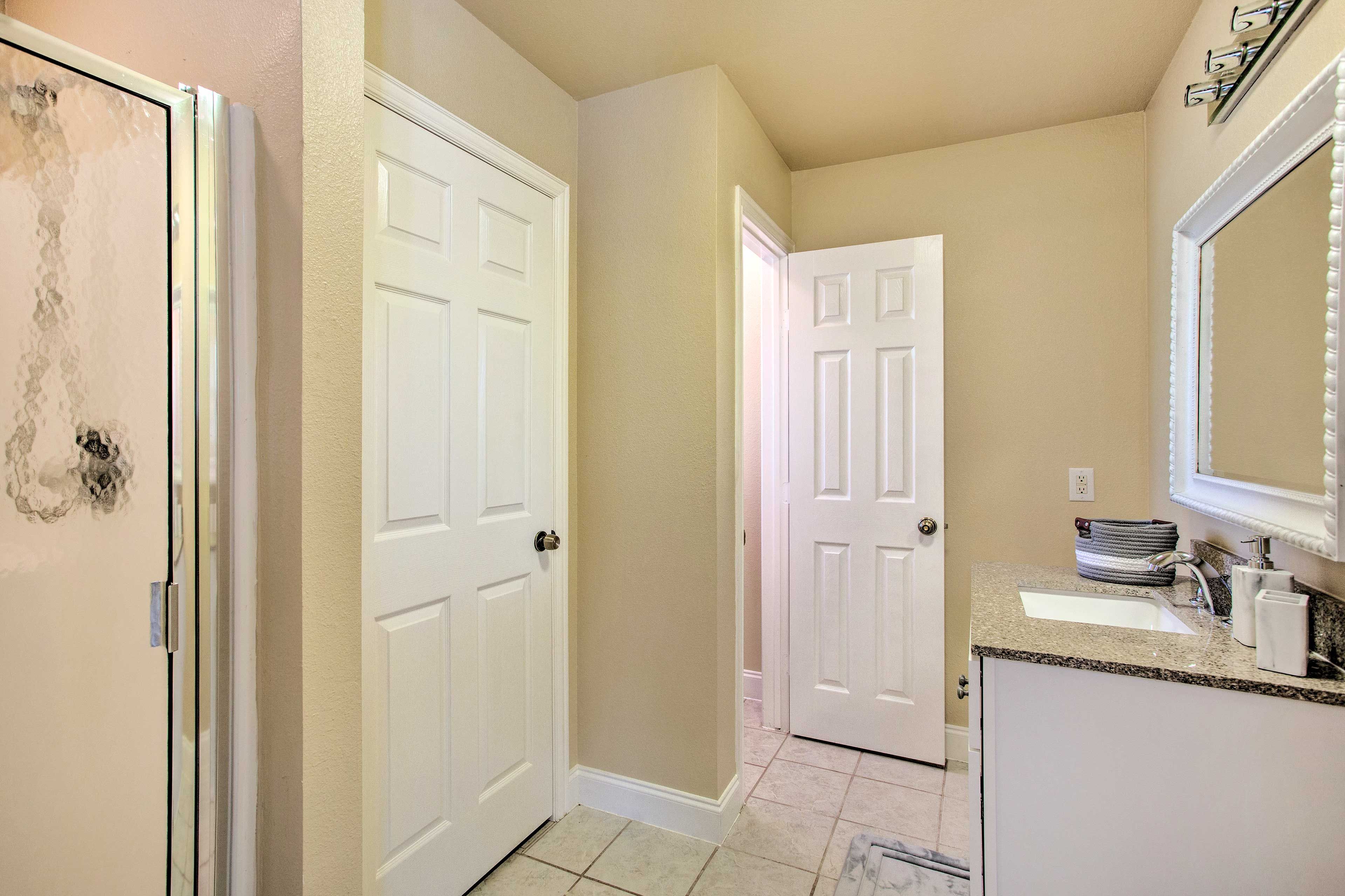 Full Bathroom | Towels Provided