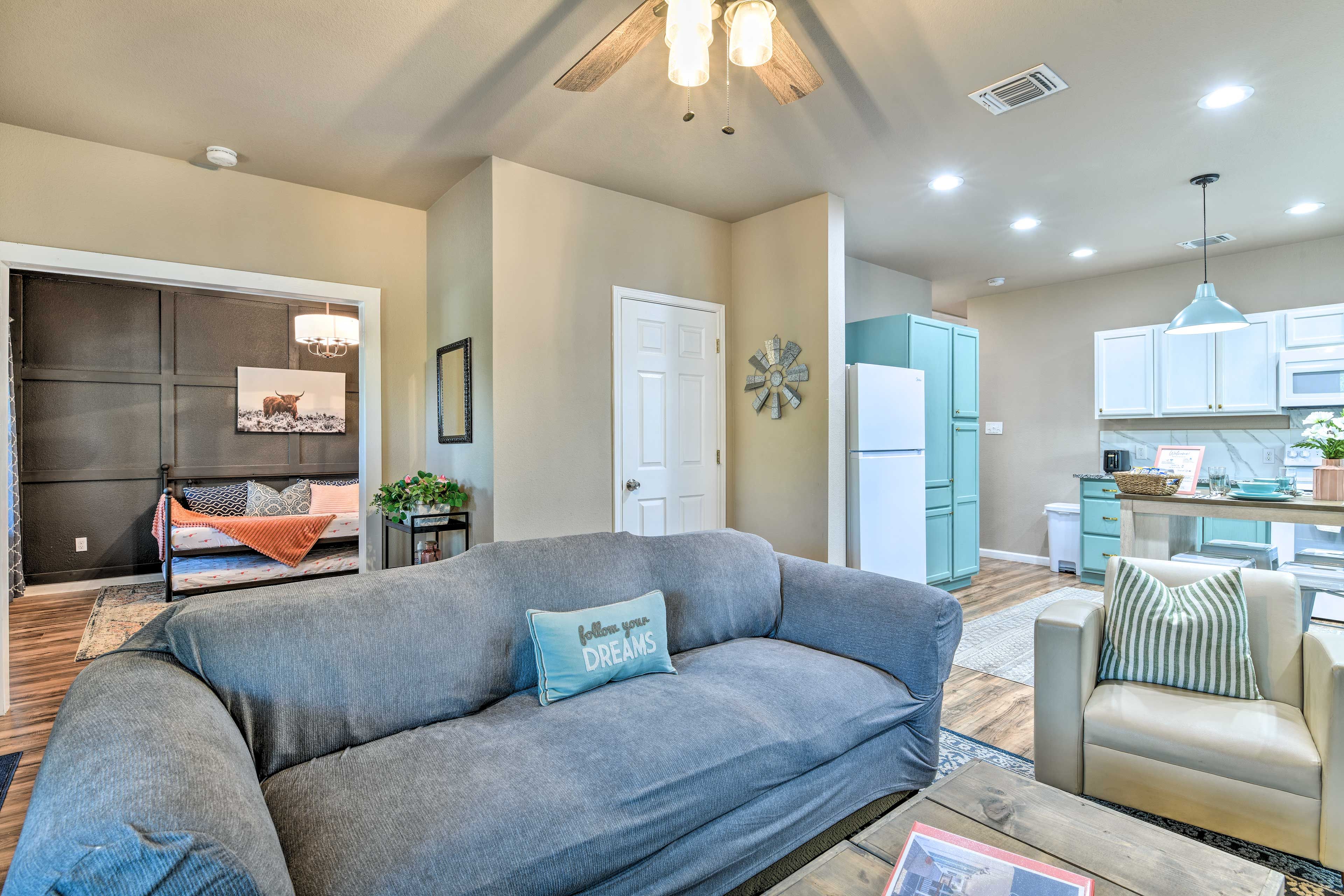 Living Room | Free WiFi | Central A/C