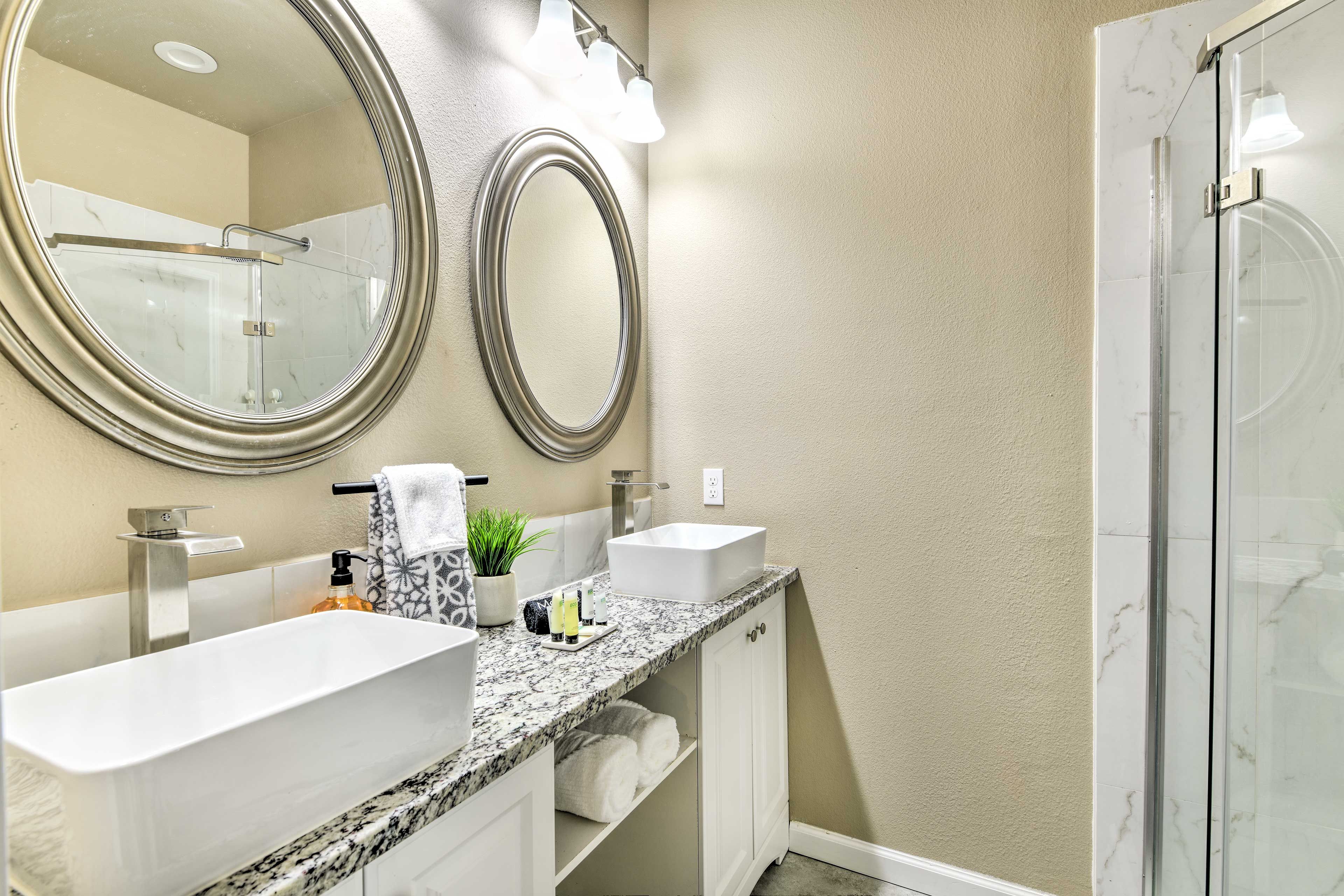 Full Bathroom | Towels Provided | Complimentary Toiletries