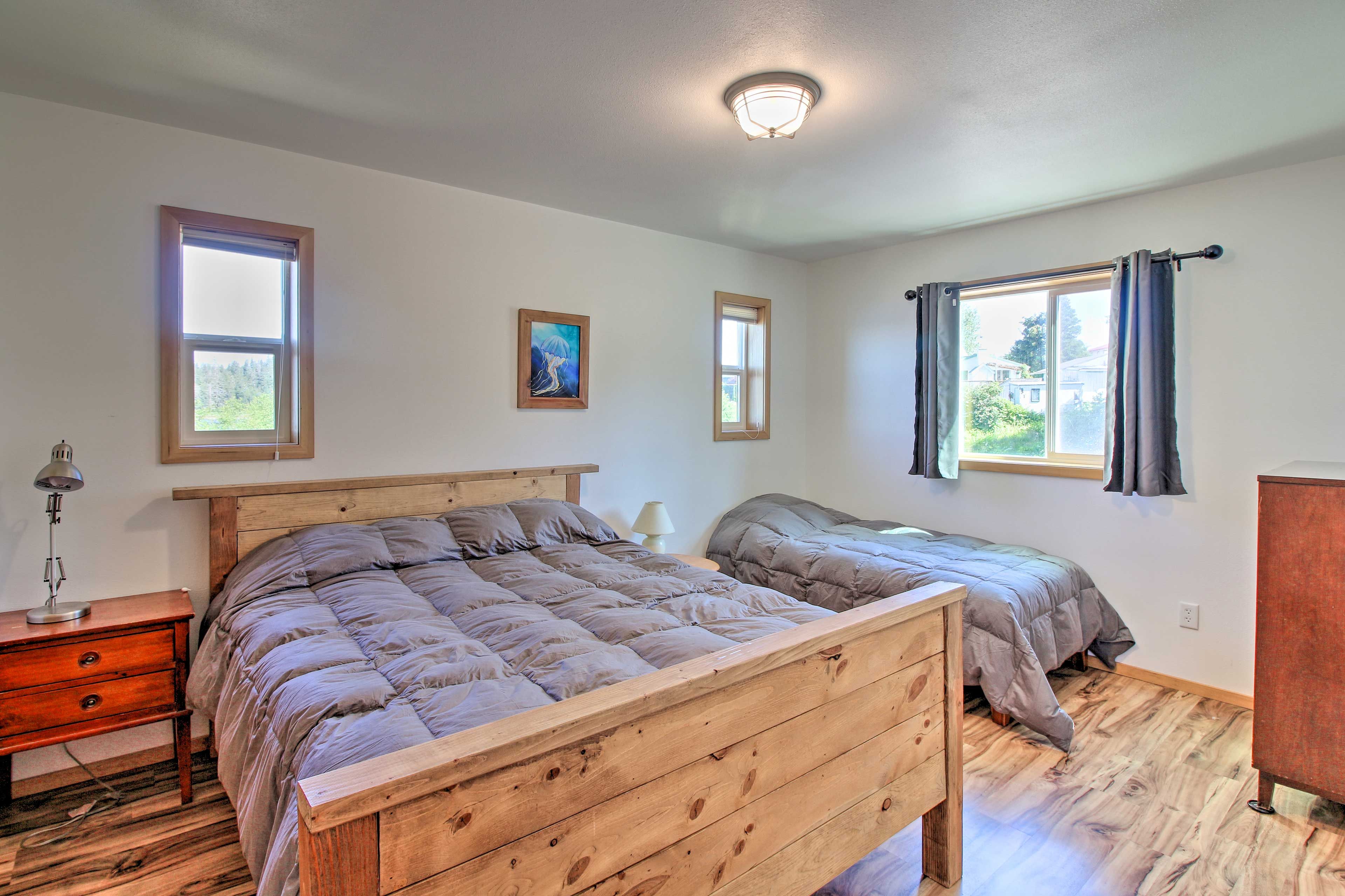 Bedroom 1 | Queen Bed | Twin Bed | Linens Provided