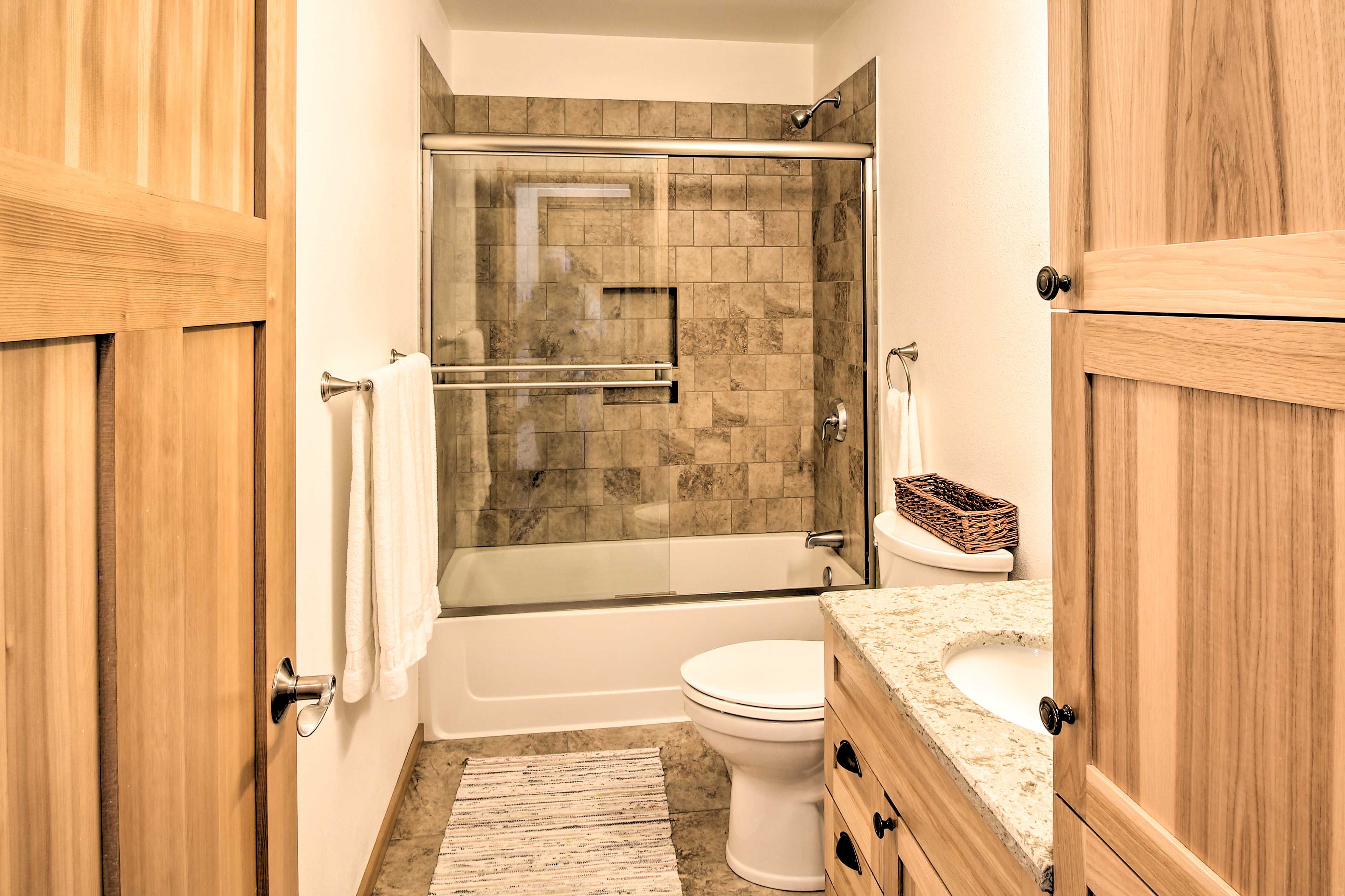 Full Bathroom | Complimentary Toiletries | Towels Provided